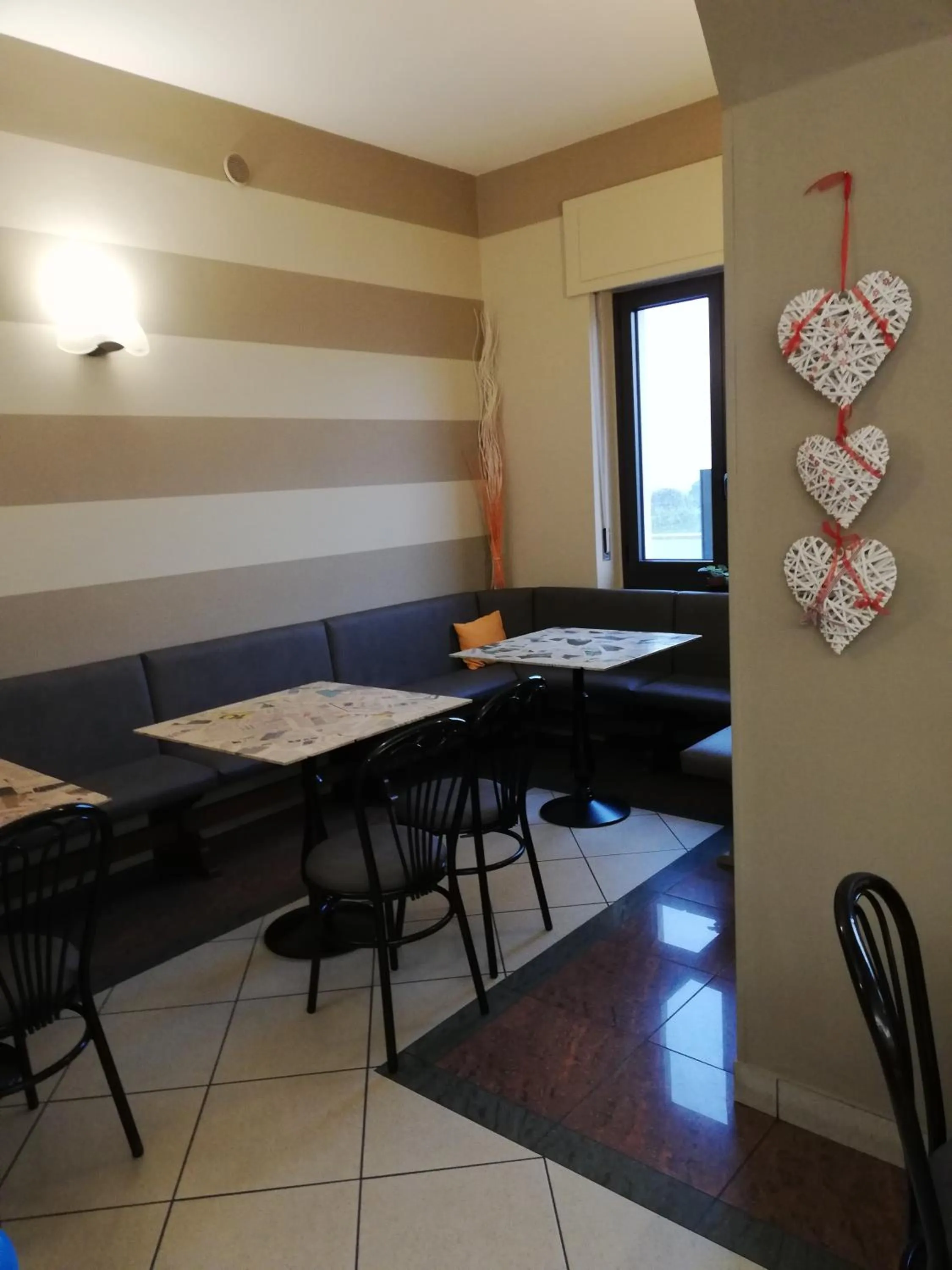 Communal lounge/ TV room in Albergo Villa Eva