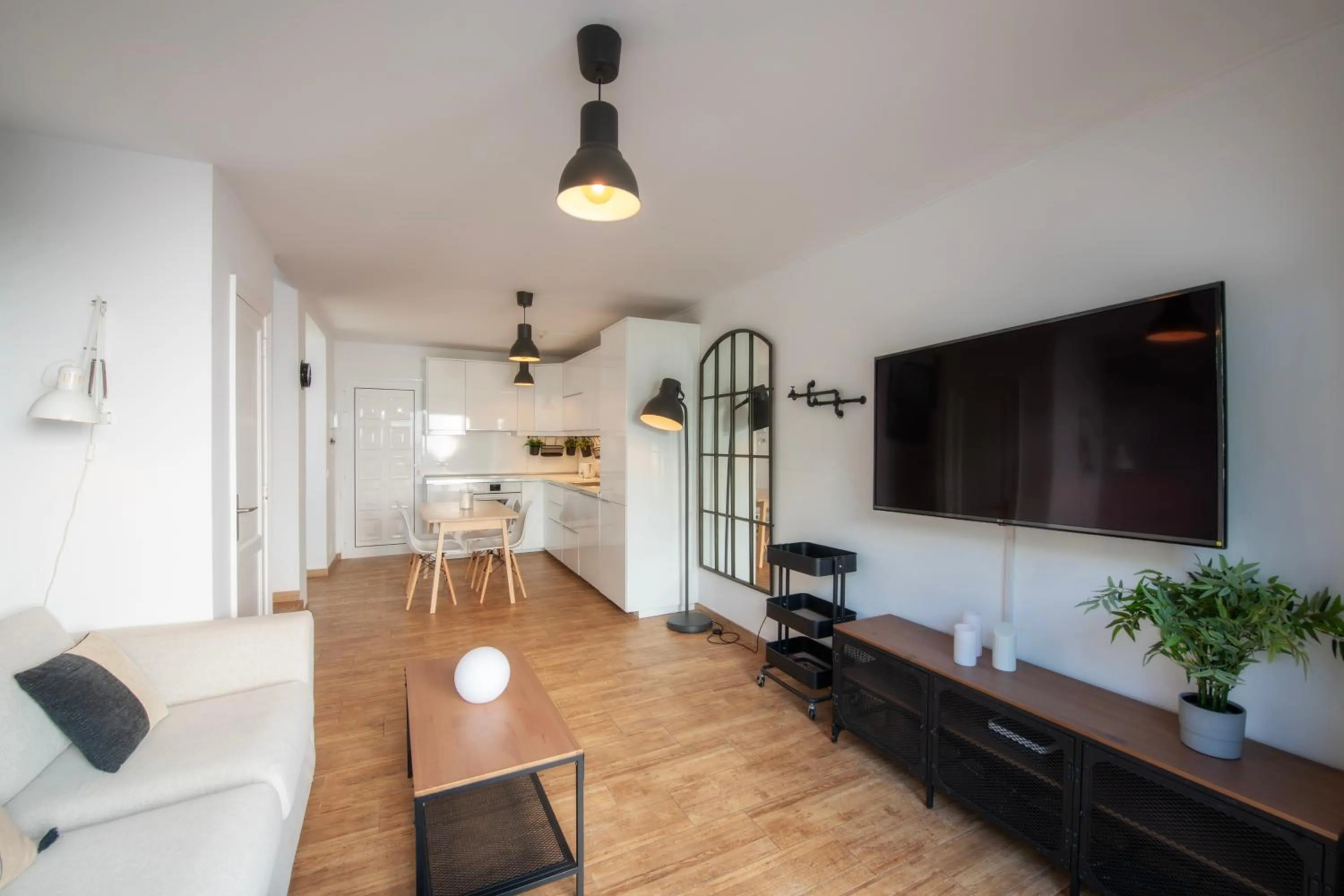 TV and multimedia in Apartamentos Los Rosales