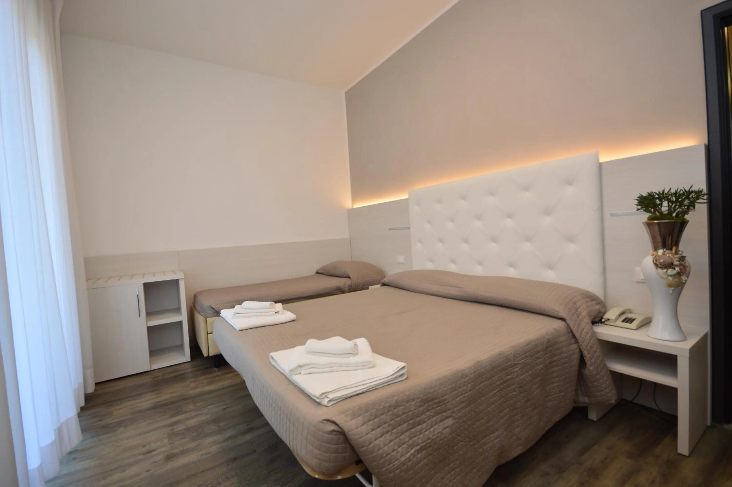 Garden view, Bed in Hotel Vernel