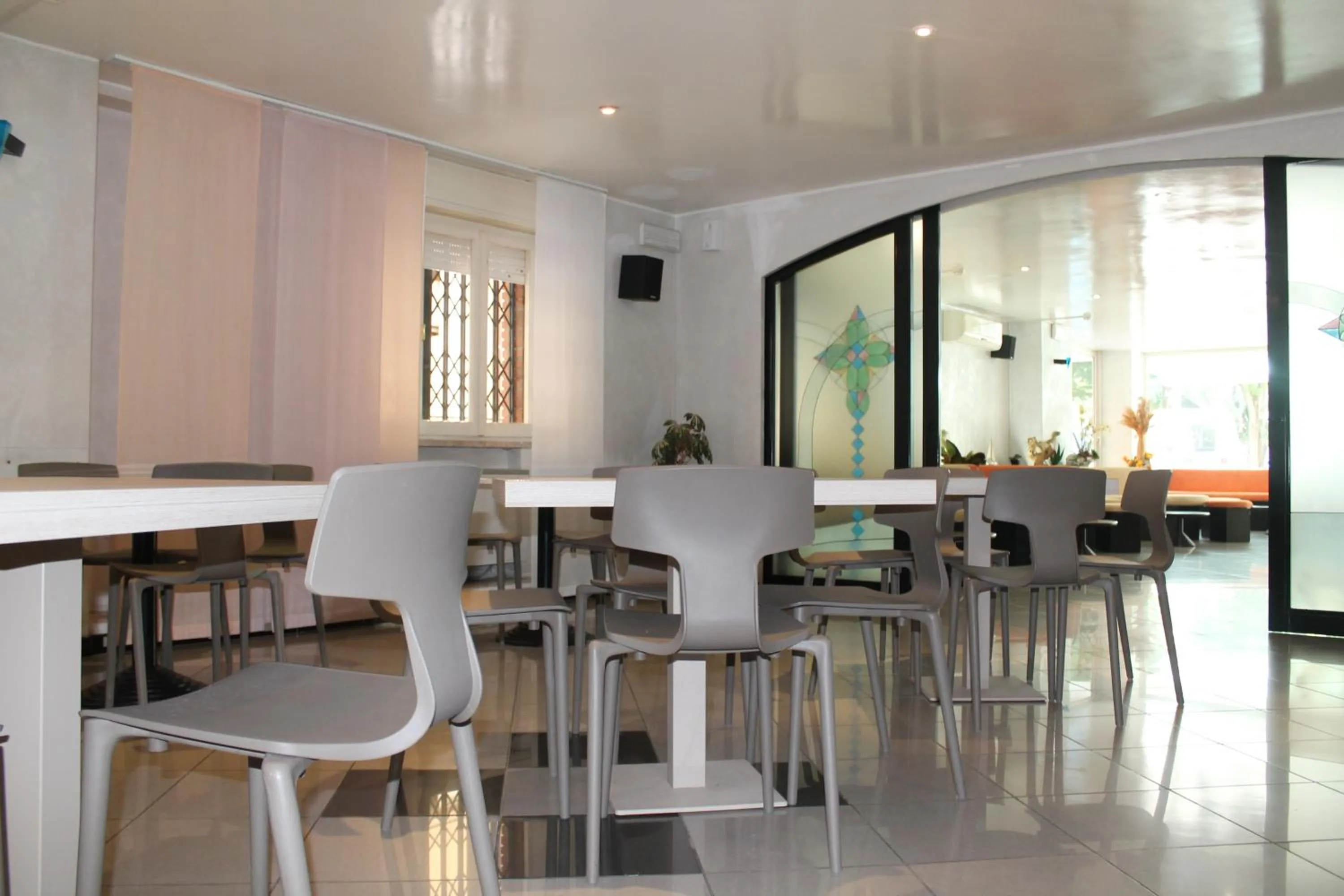 Communal lounge/ TV room in Hotel Vernel