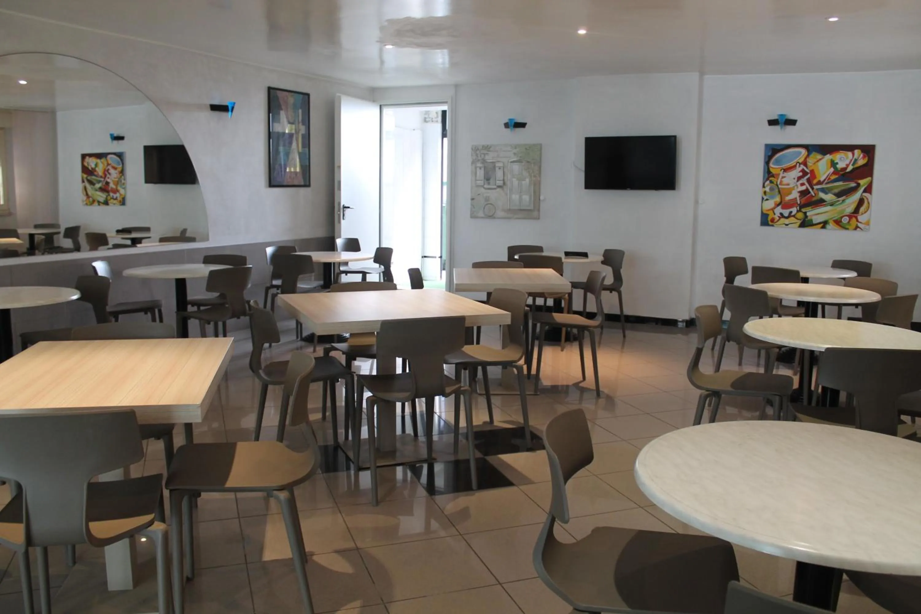 Communal lounge/ TV room in Hotel Vernel