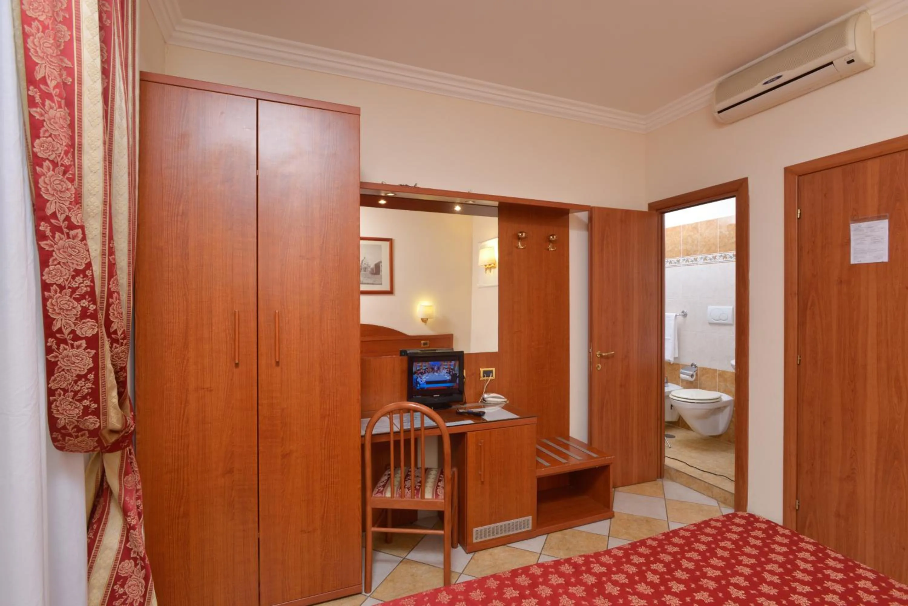 Photo of the whole room, Bed in Hotel Chicago