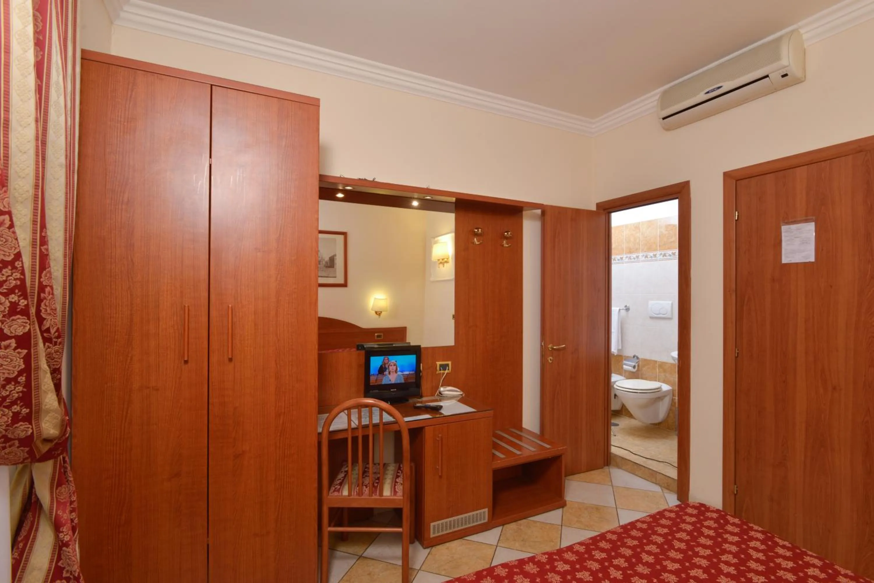 Photo of the whole room, Bed in Hotel Chicago