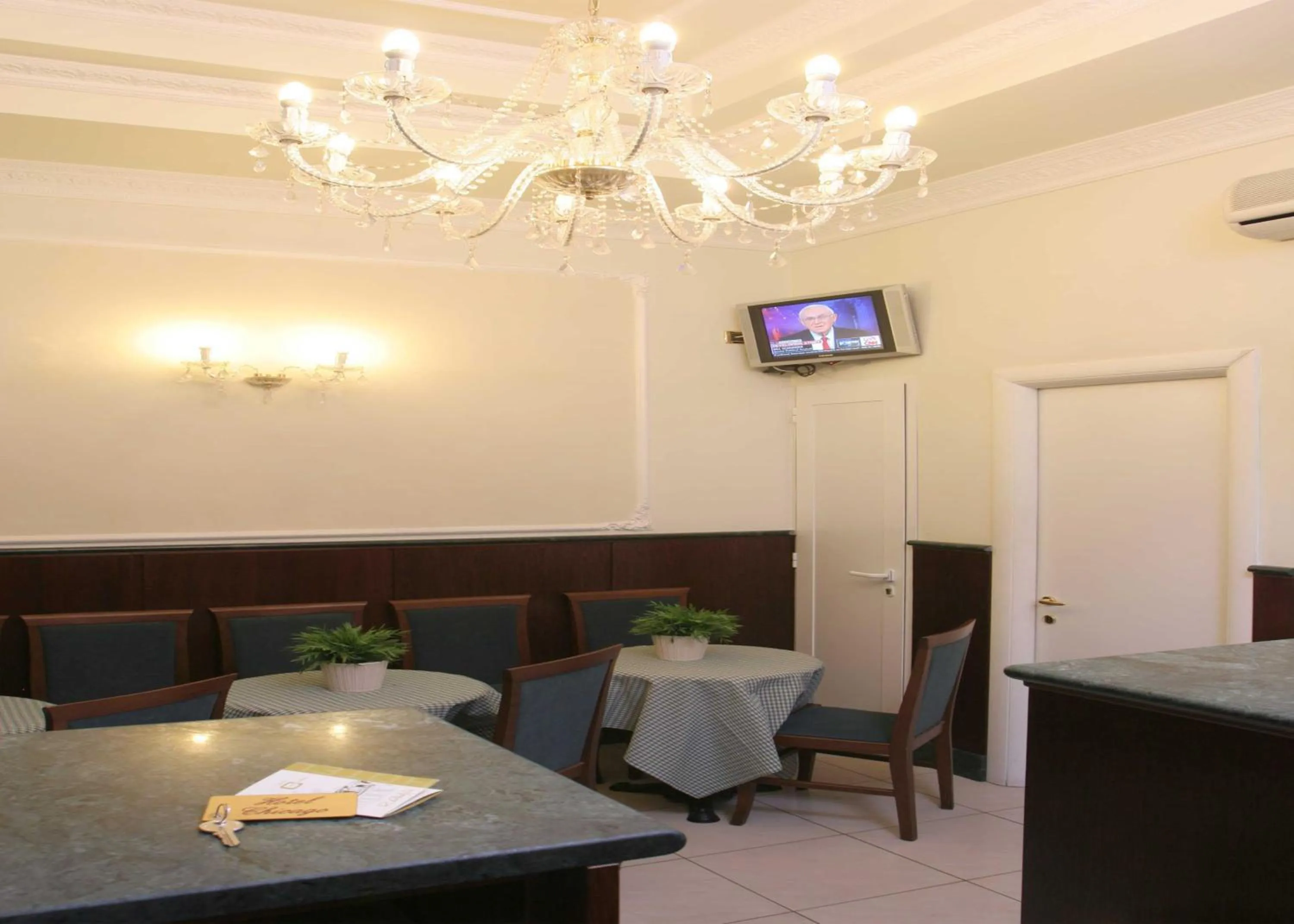 Restaurant/places to eat in Hotel Chicago