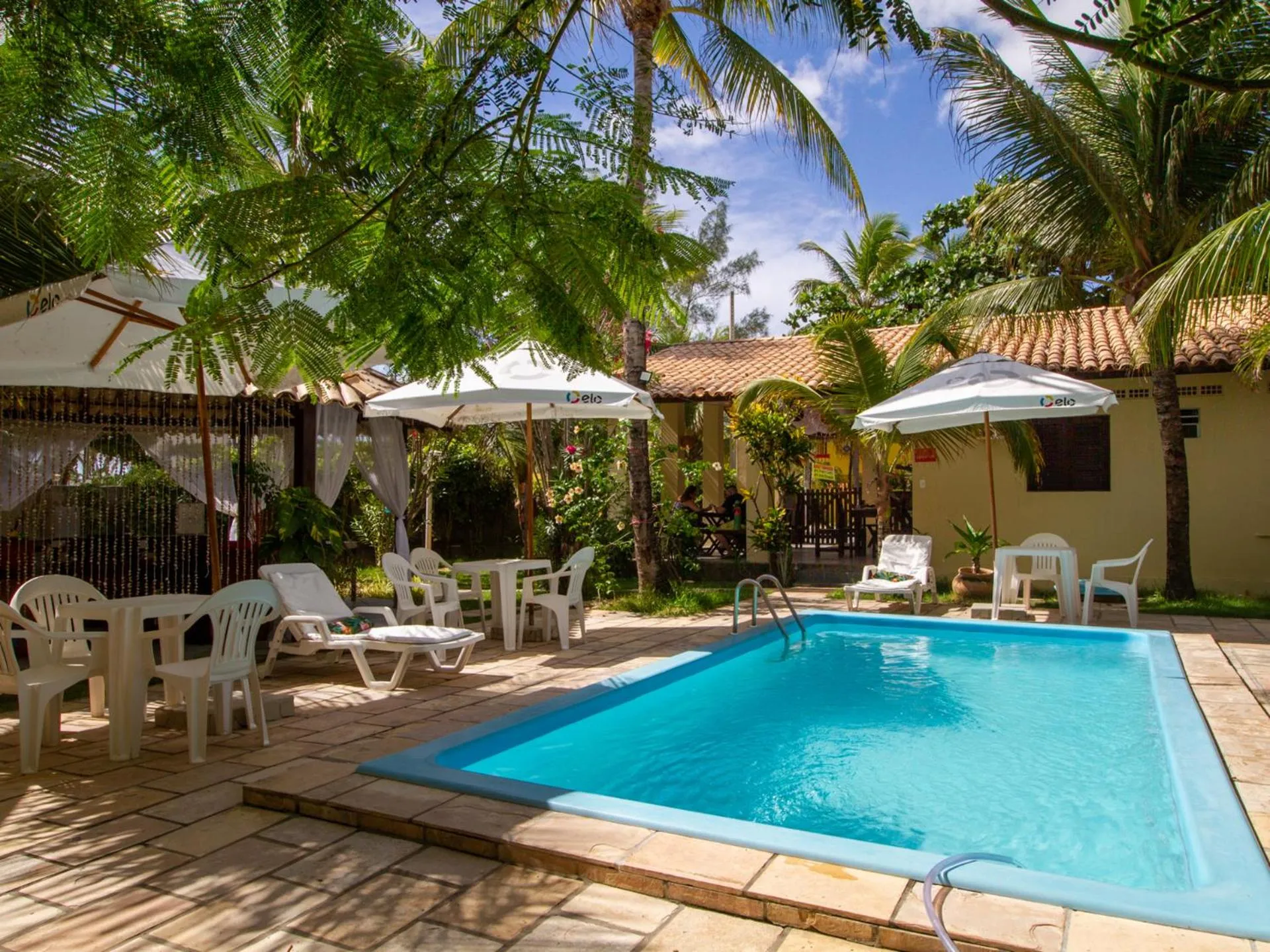 Swimming pool in Pousada Hibiscus