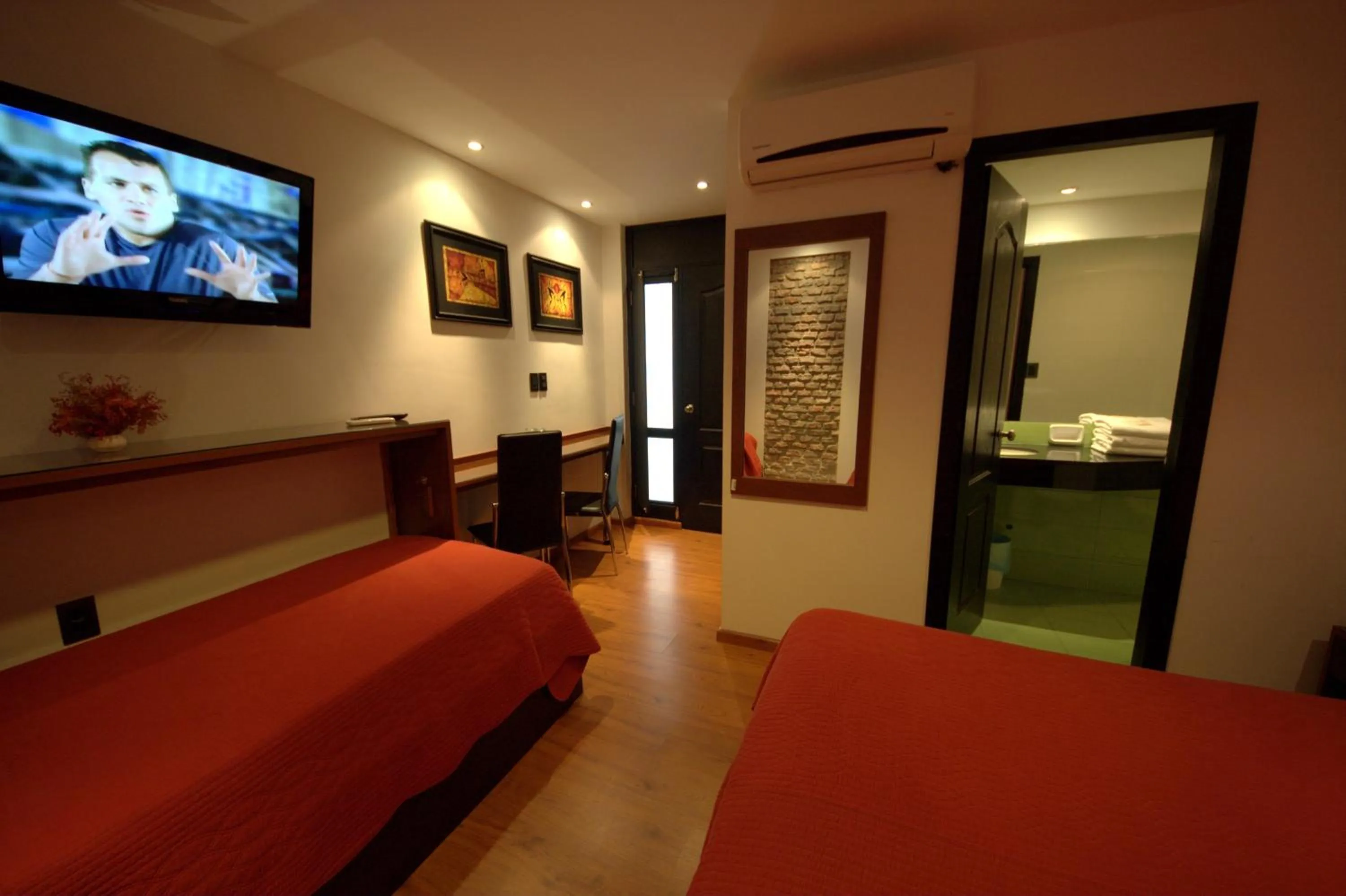 Photo of the whole room, Bed in Sur Hotel