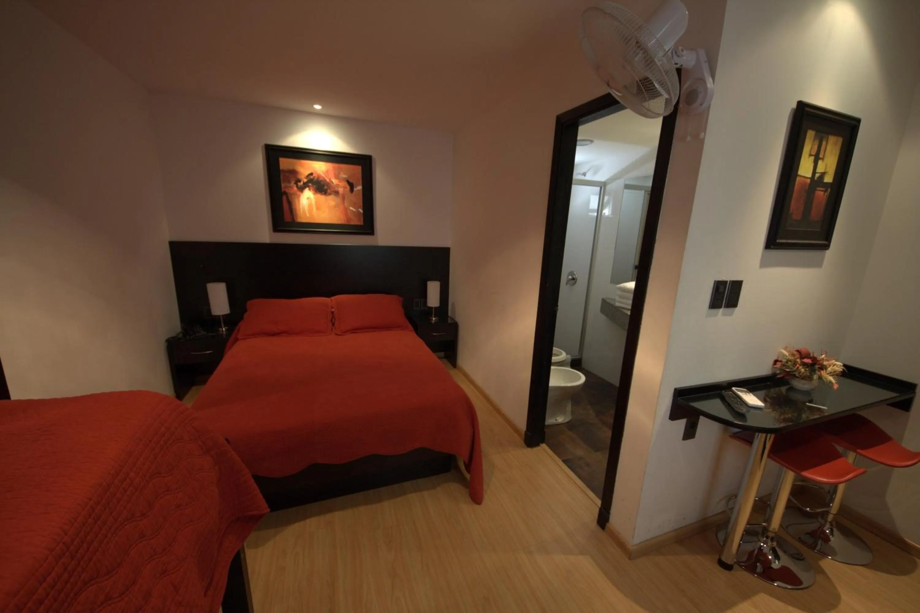 Photo of the whole room, Bed in Sur Hotel