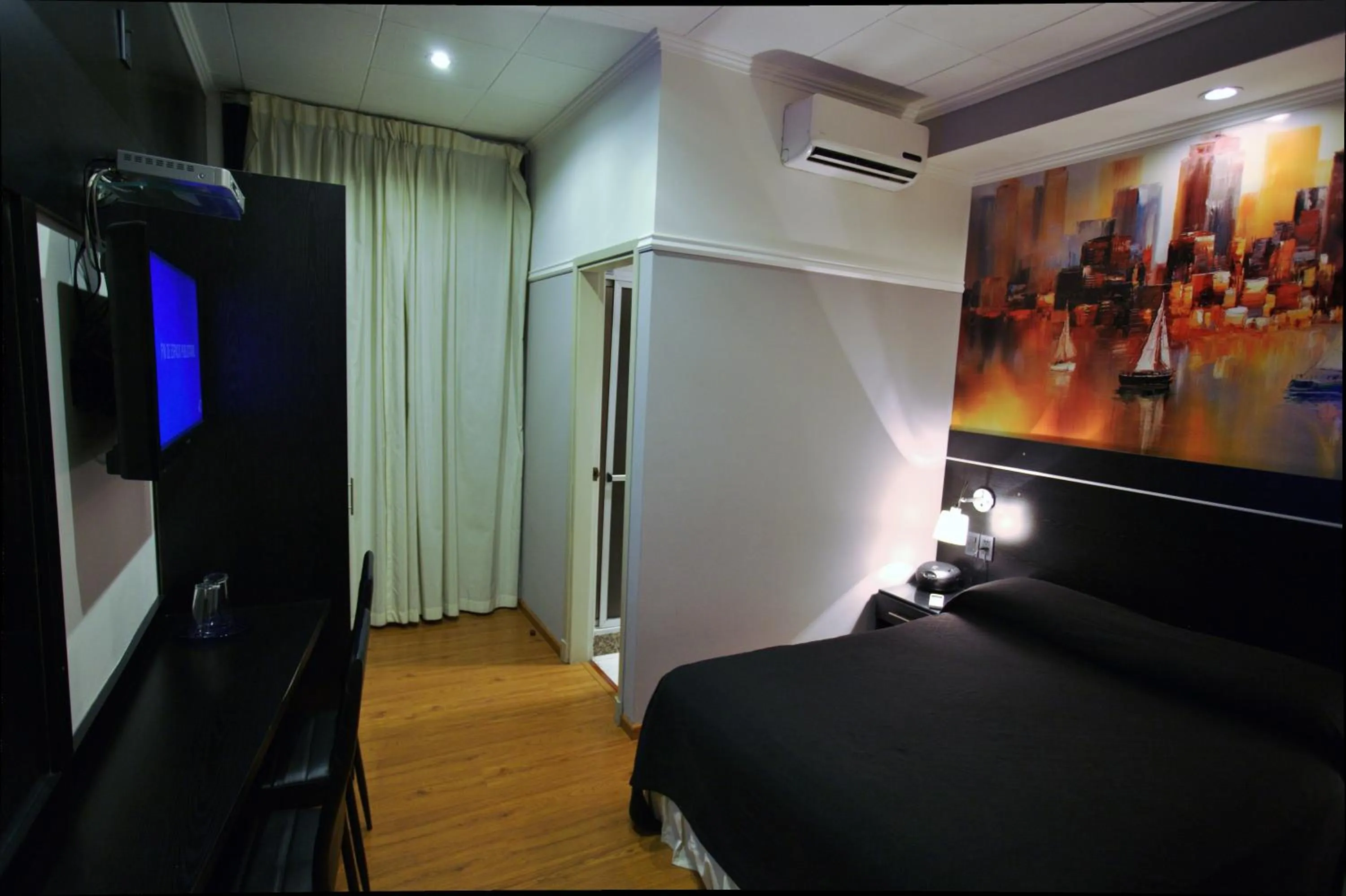 Photo of the whole room, Bed in Sur Hotel