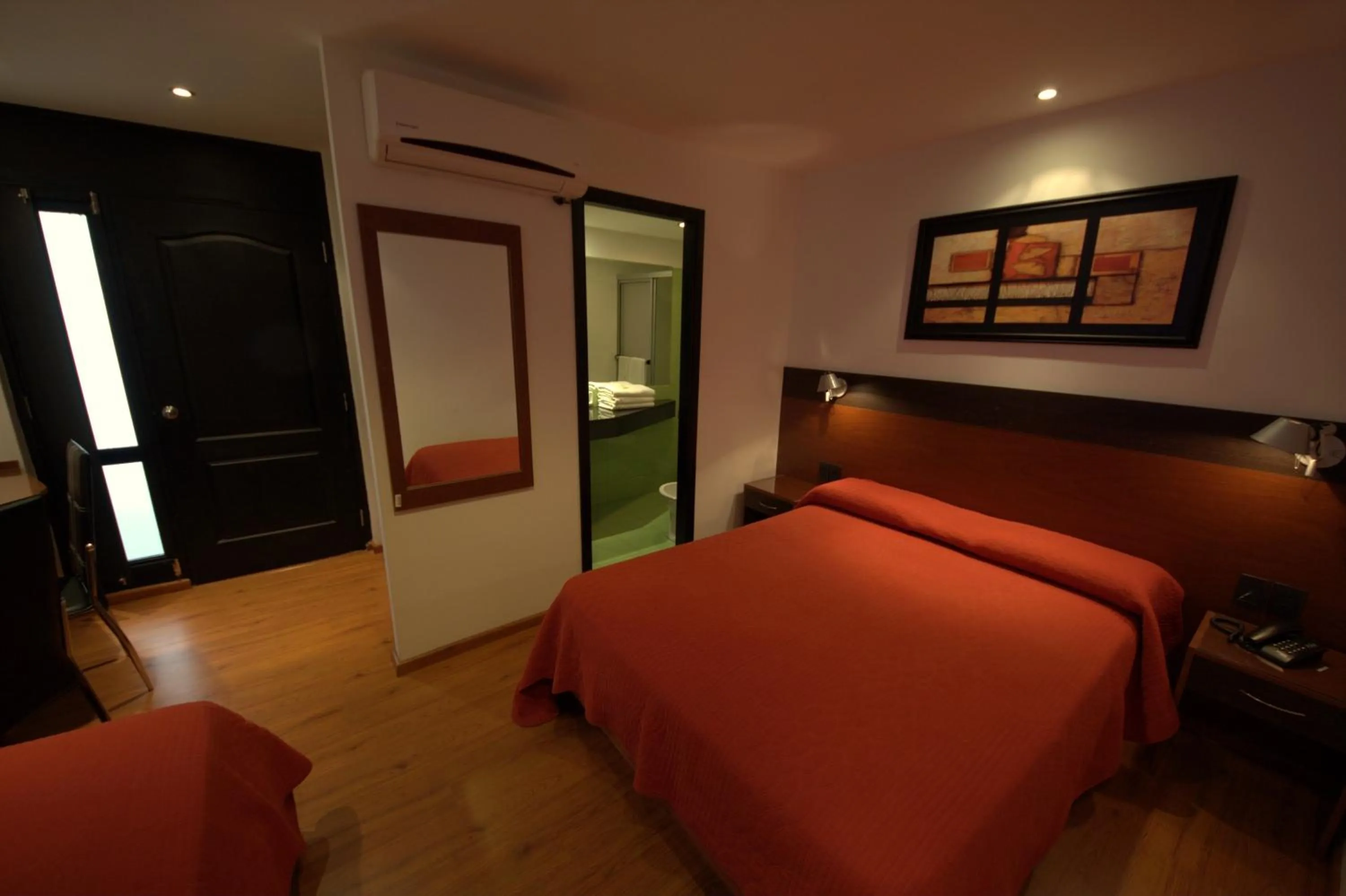 Photo of the whole room, Bed in Sur Hotel