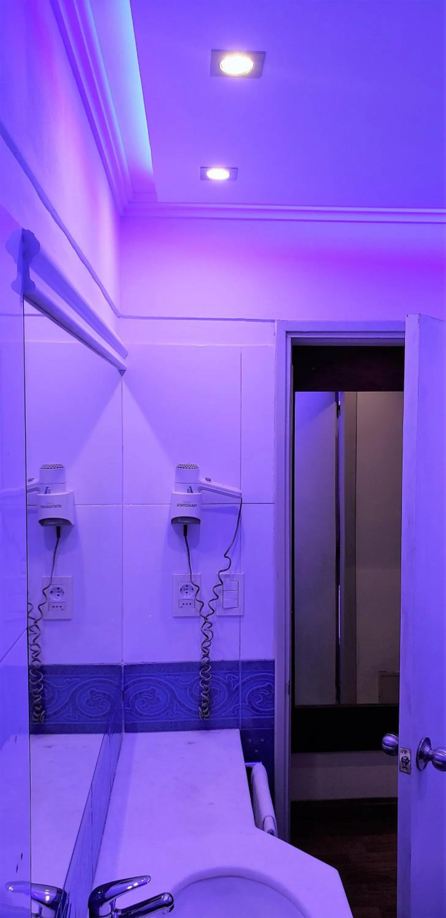 Bathroom, Bed in Sur Hotel