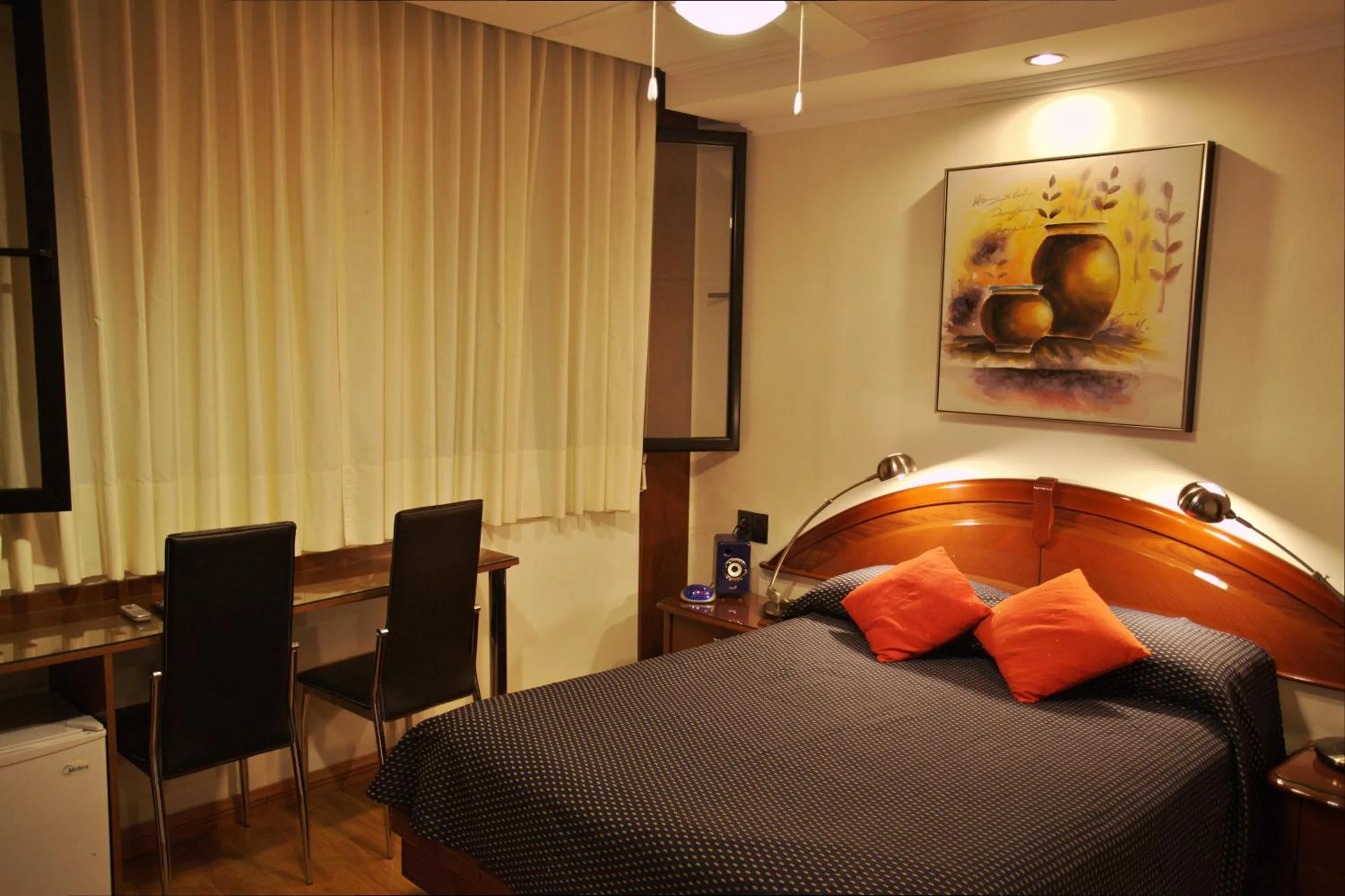 Photo of the whole room, Bed in Sur Hotel