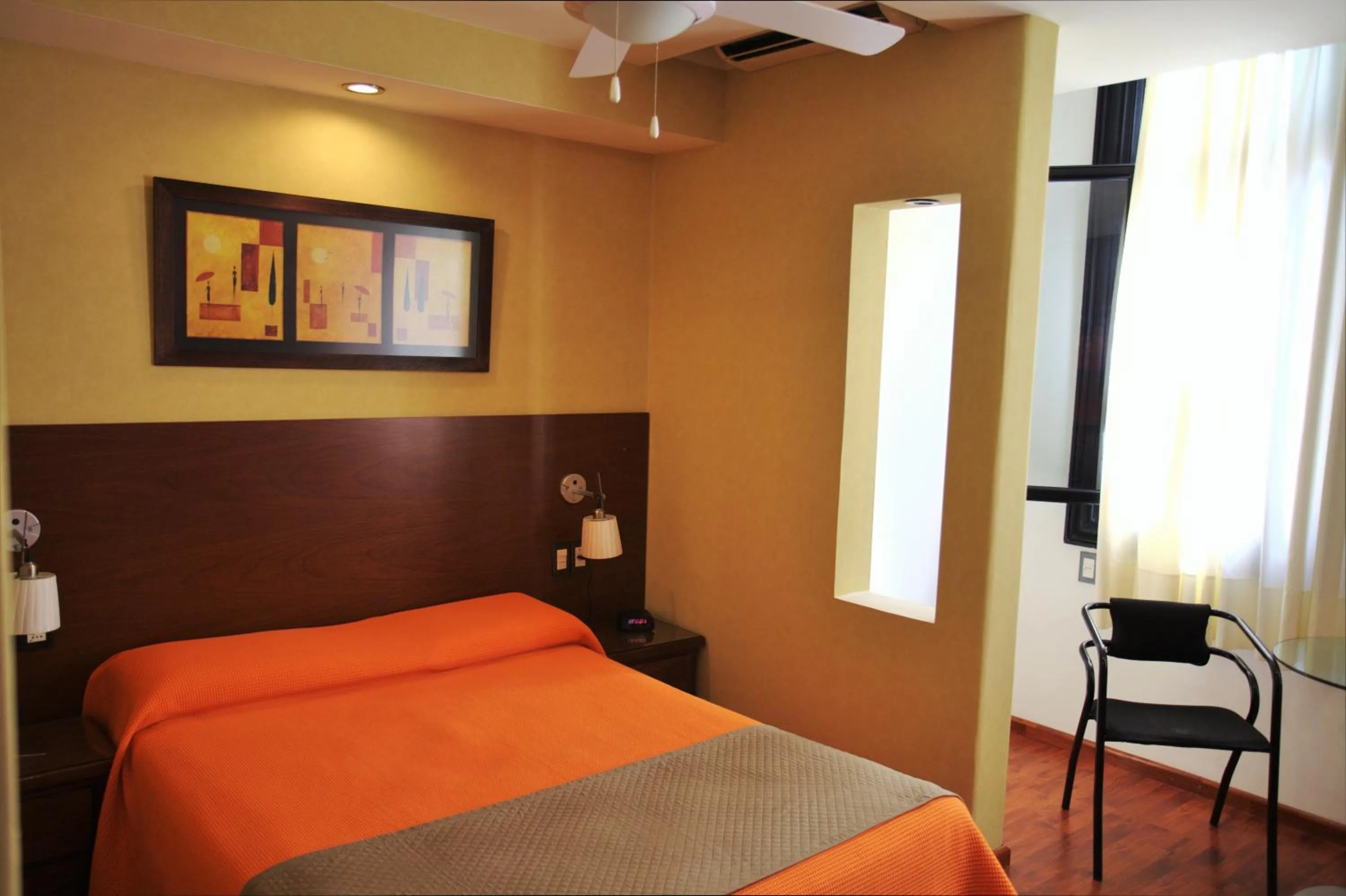 Photo of the whole room, Bed in Sur Hotel