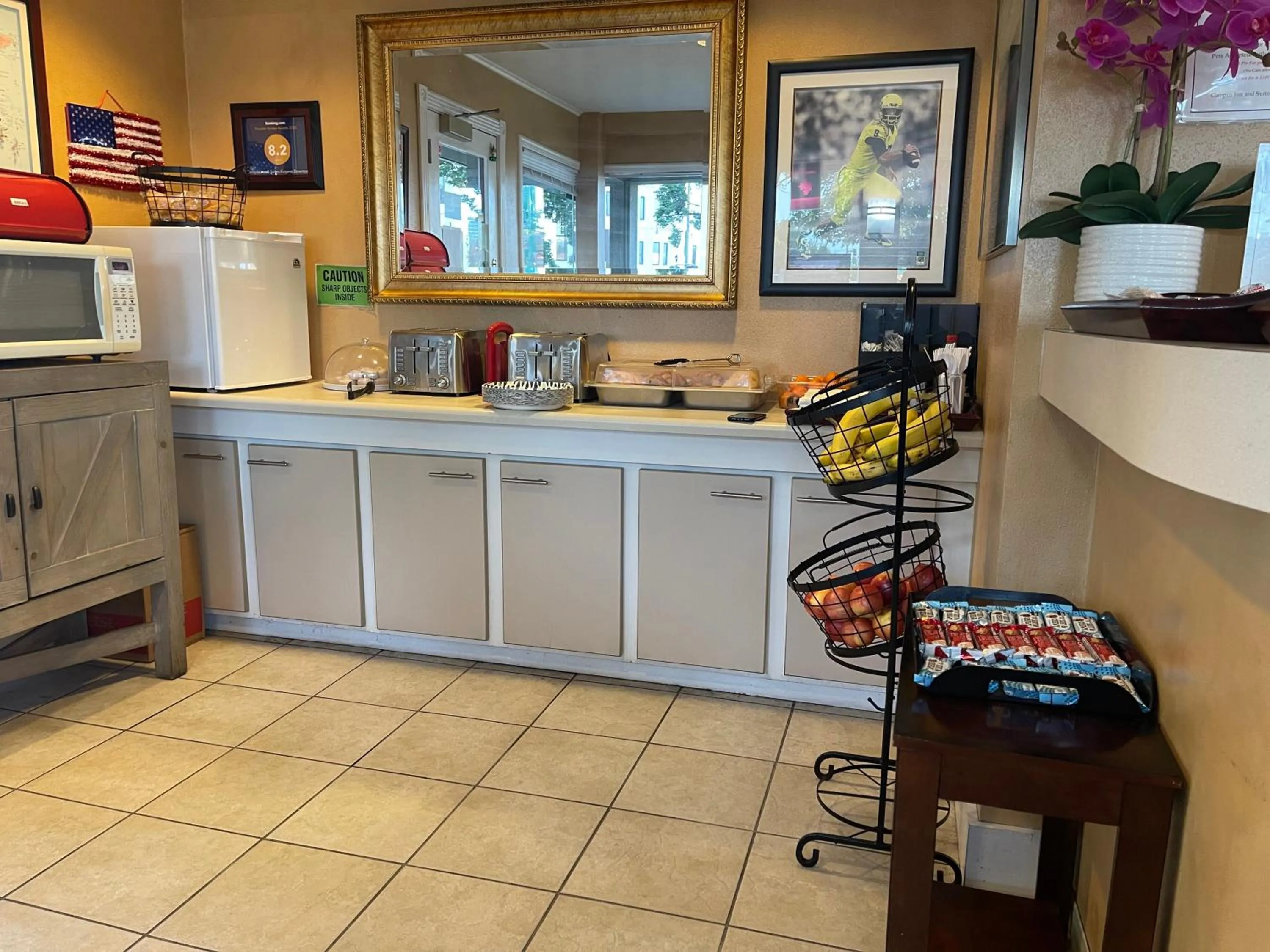 Breakfast in Campus Inn & Suites Eugene Downtown