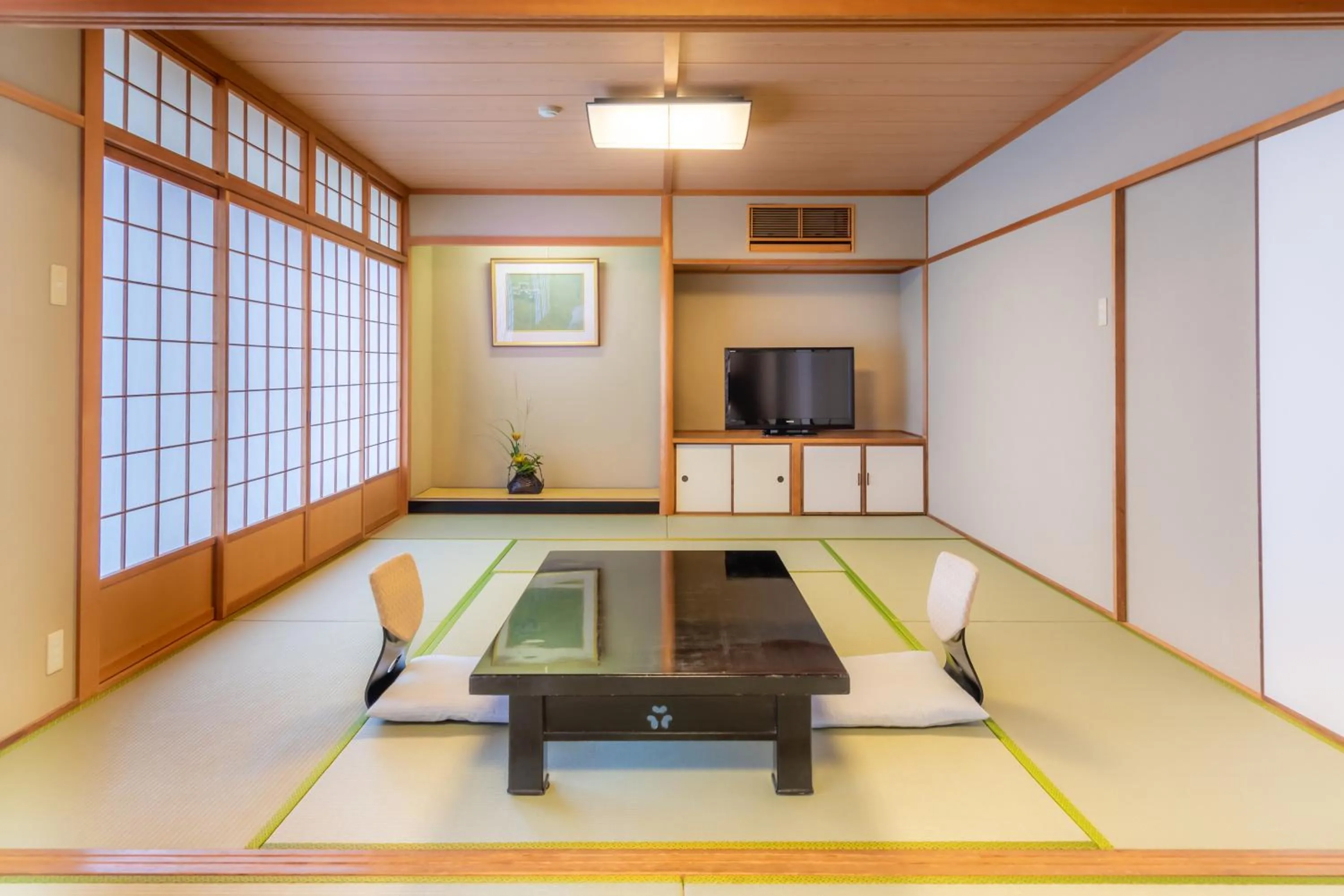 Photo of the whole room in Motoyu Kosenkaku
