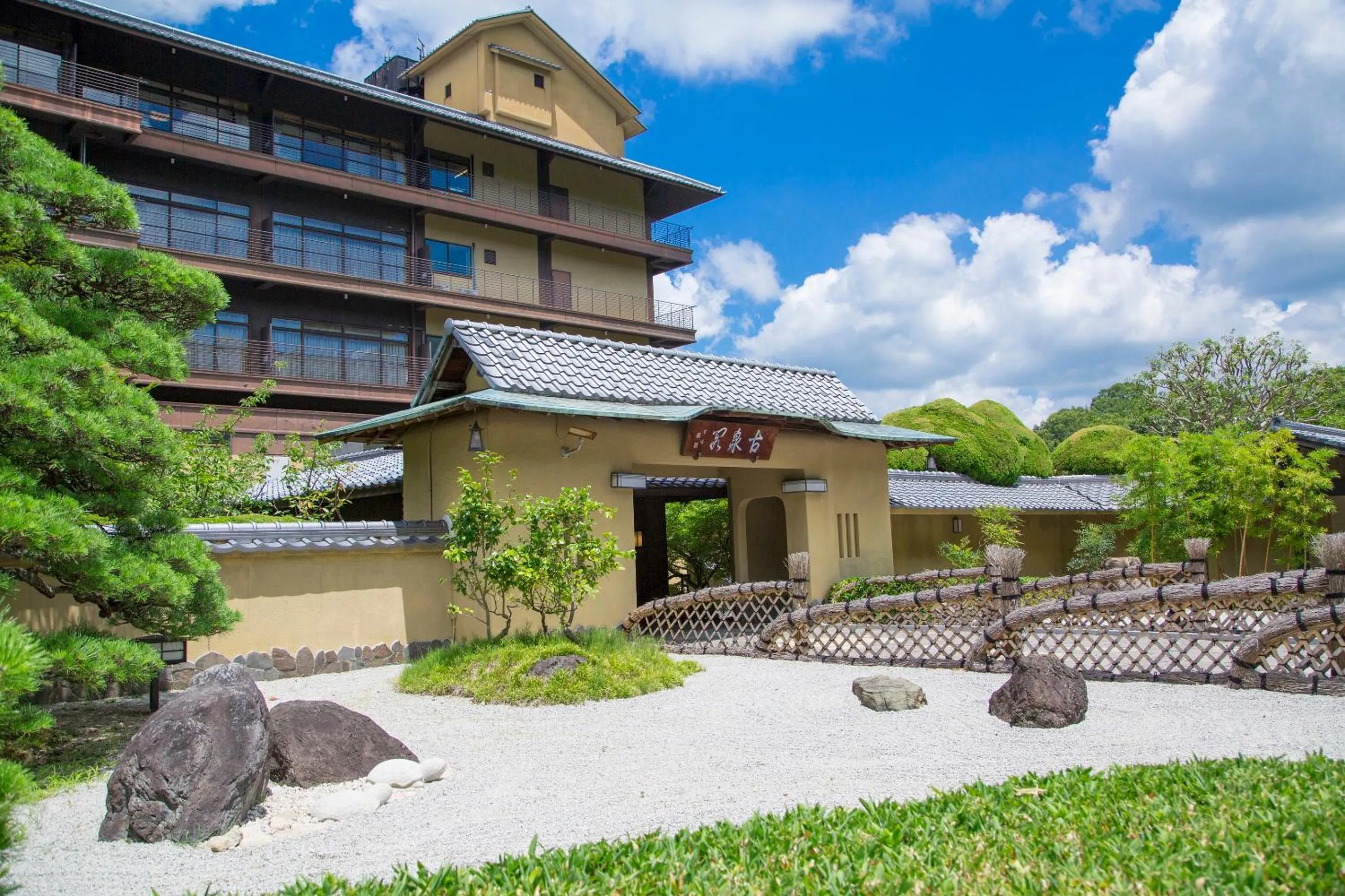 Property building in Motoyu Kosenkaku