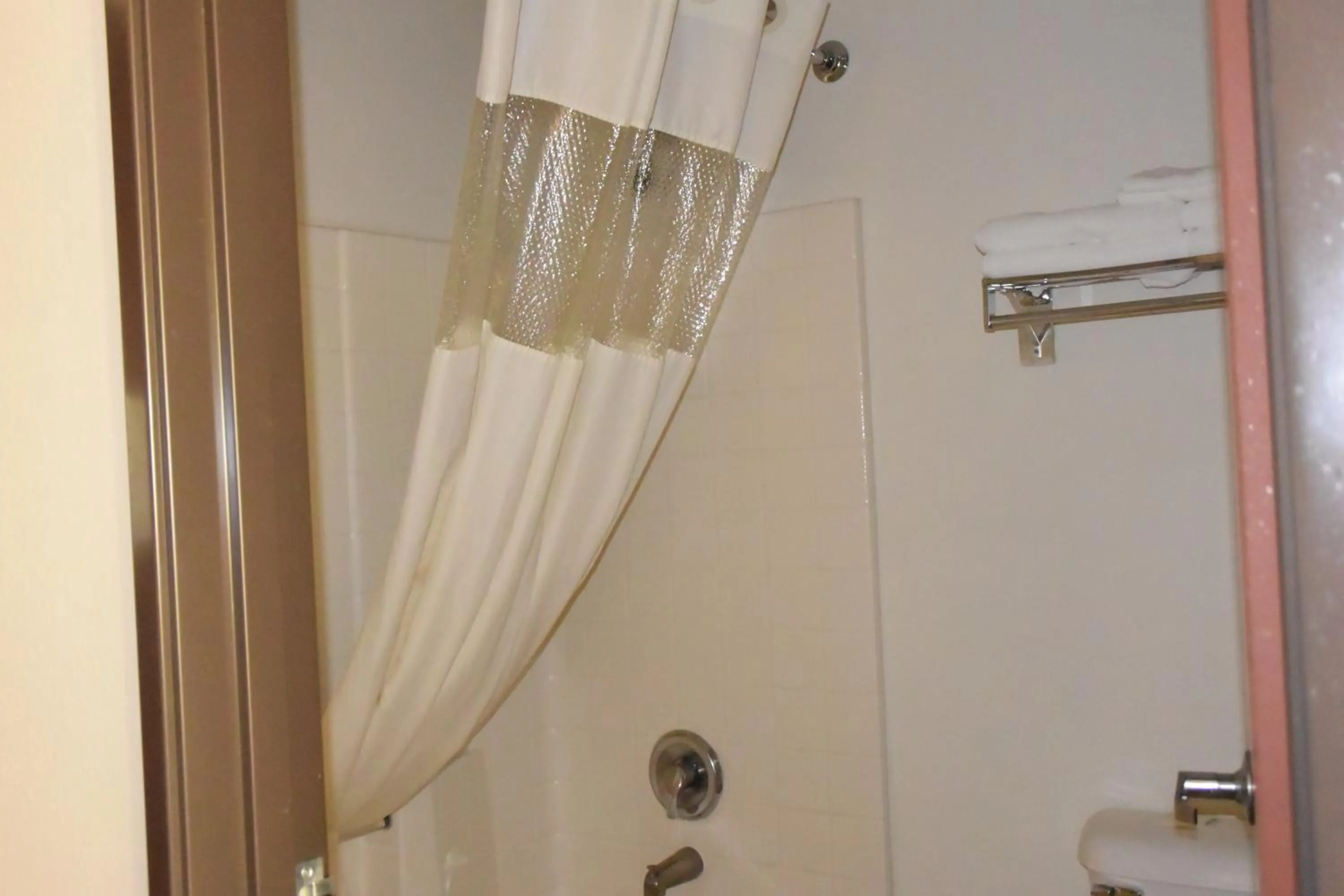 Bathroom in Travelodge by Wyndham, Newberg