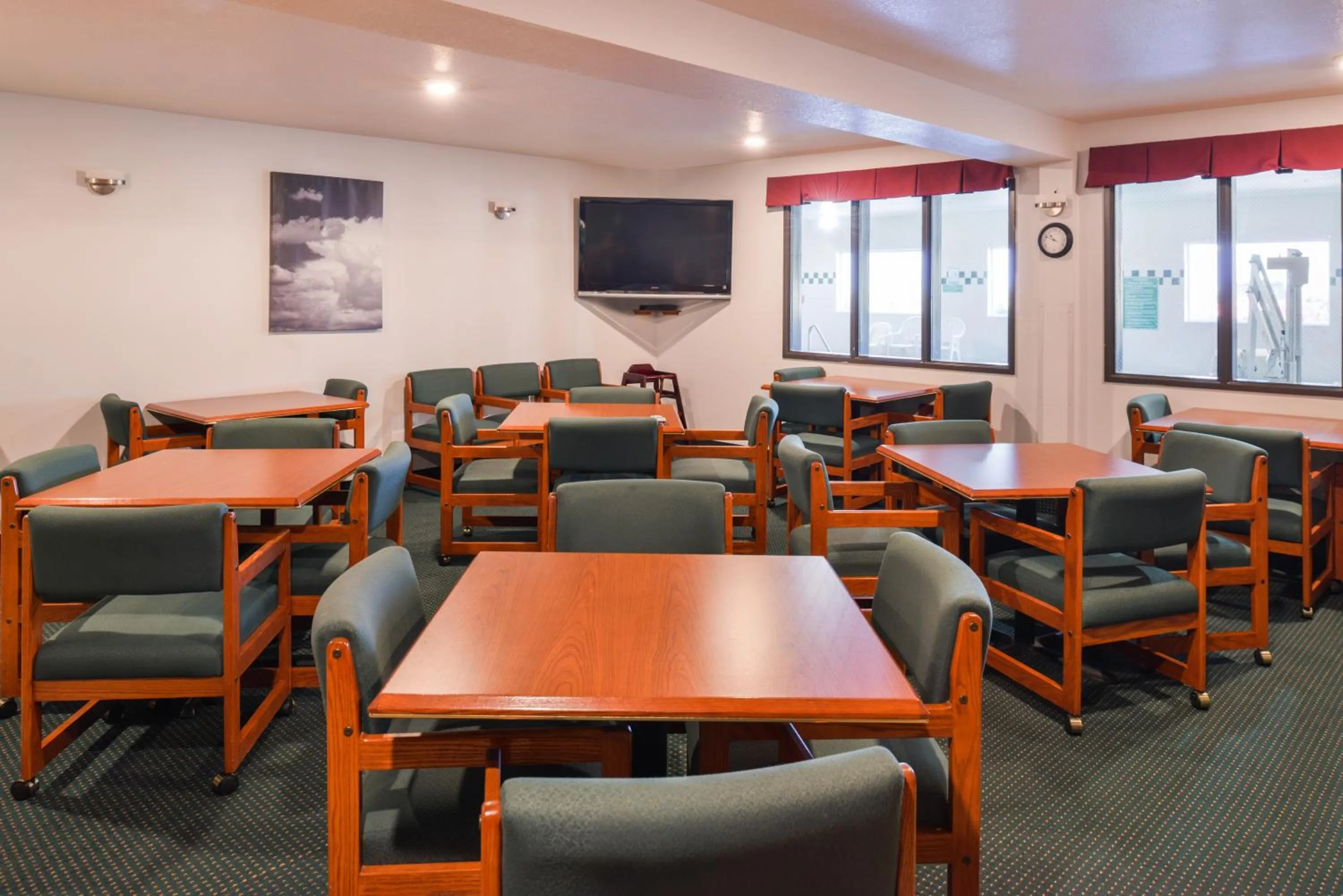 Communal lounge/ TV room in Travelodge by Wyndham, Newberg