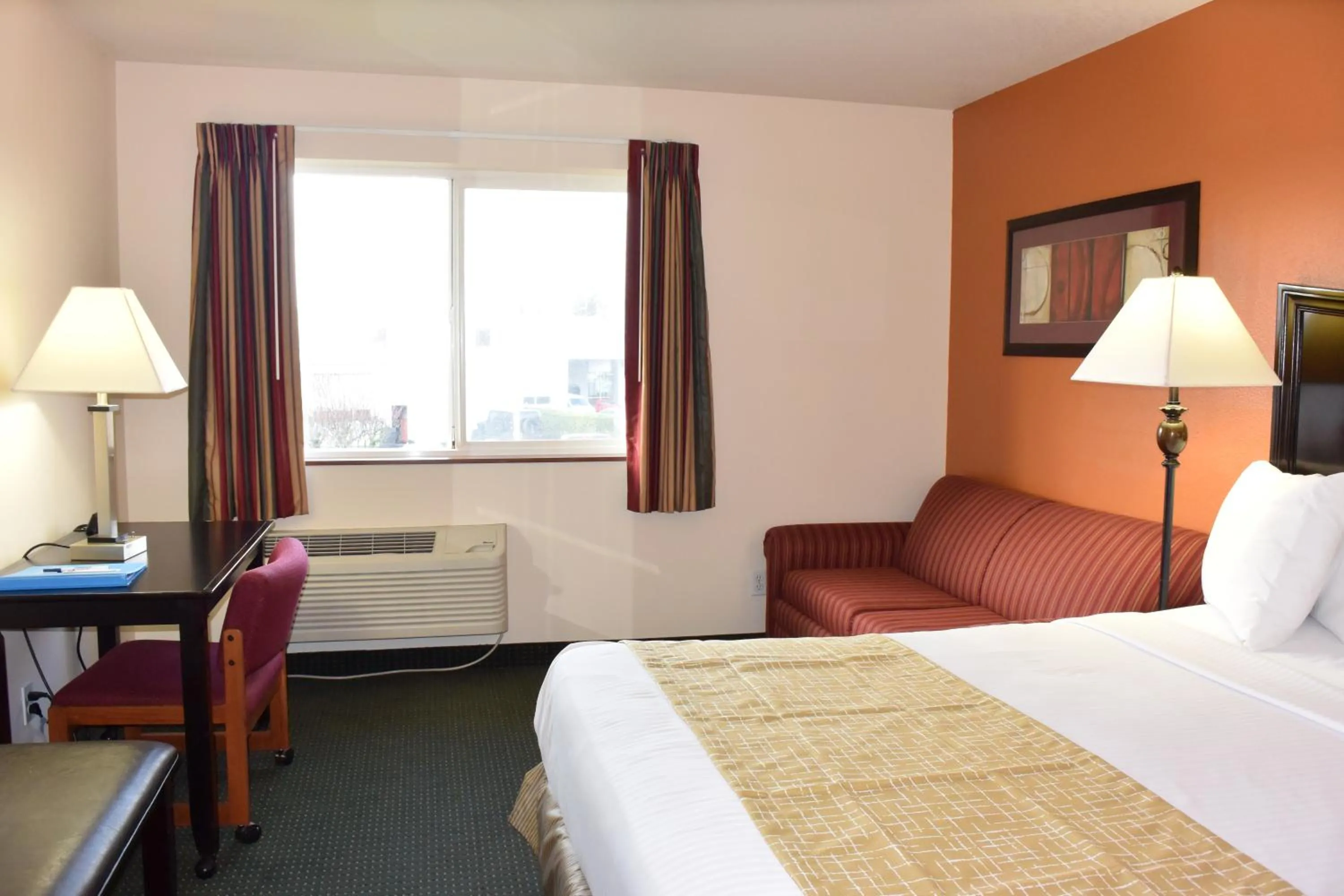 Seating area, Bed in Travelodge by Wyndham, Newberg