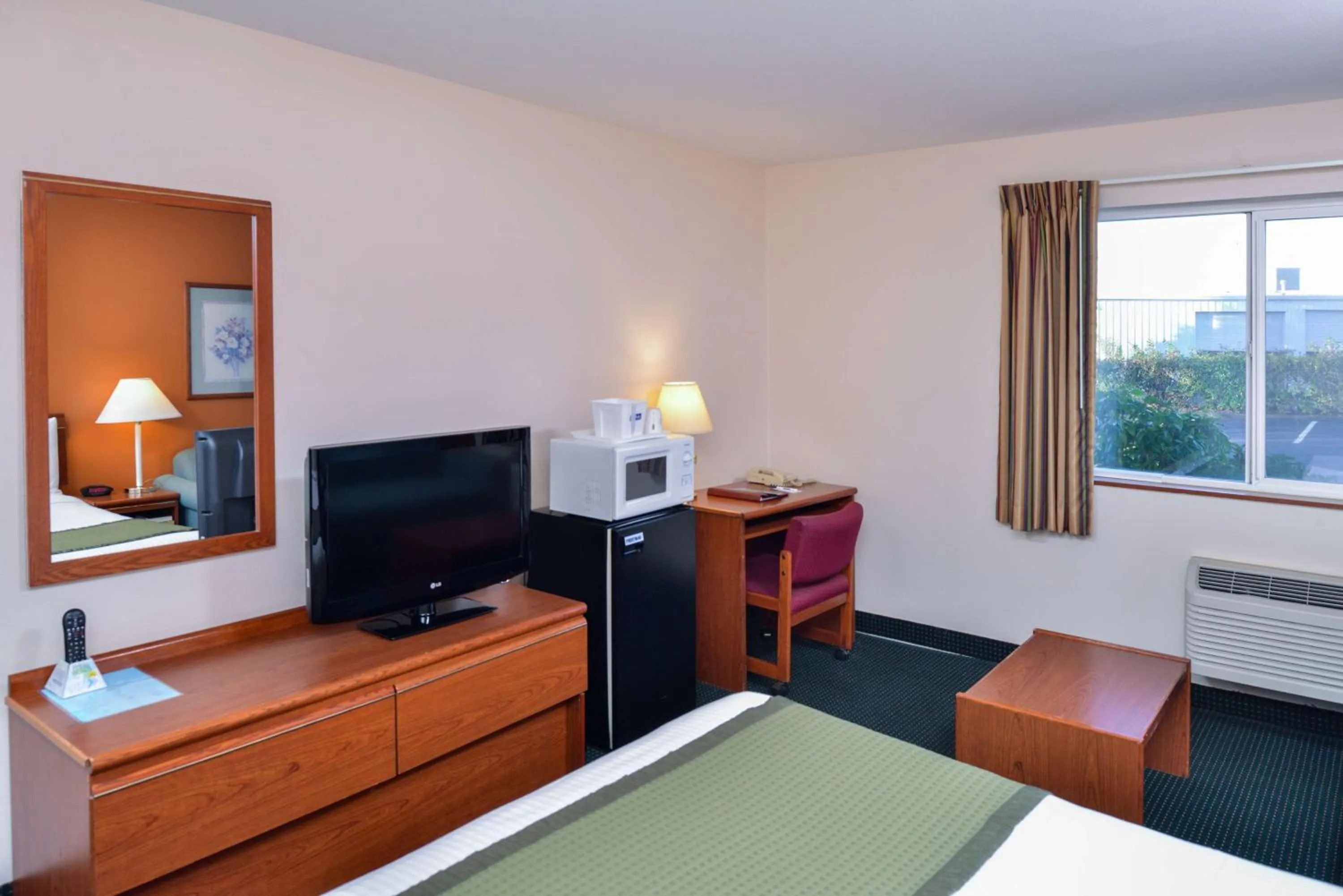 Photo of the whole room, Bed in Travelodge by Wyndham, Newberg