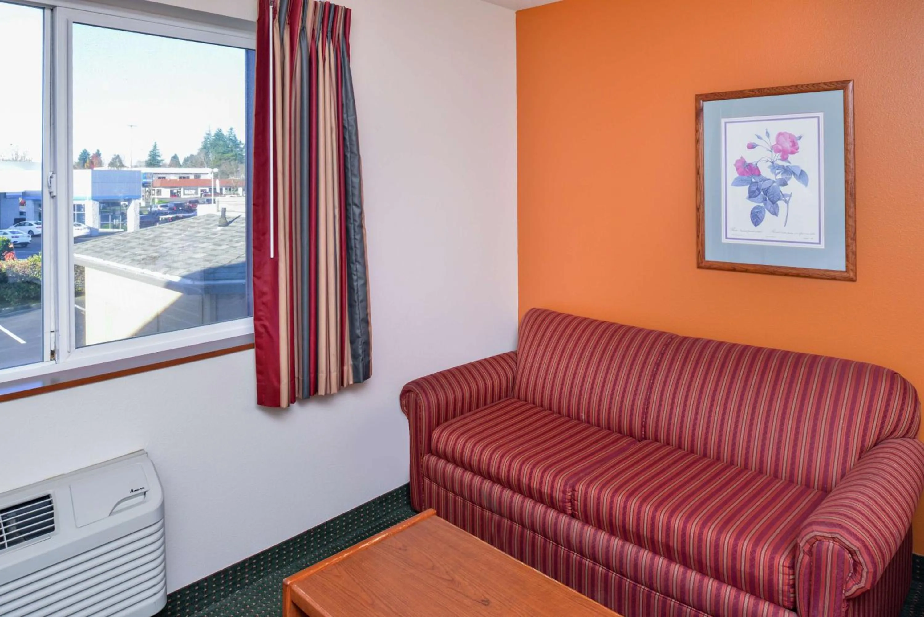 Photo of the whole room in Travelodge by Wyndham, Newberg