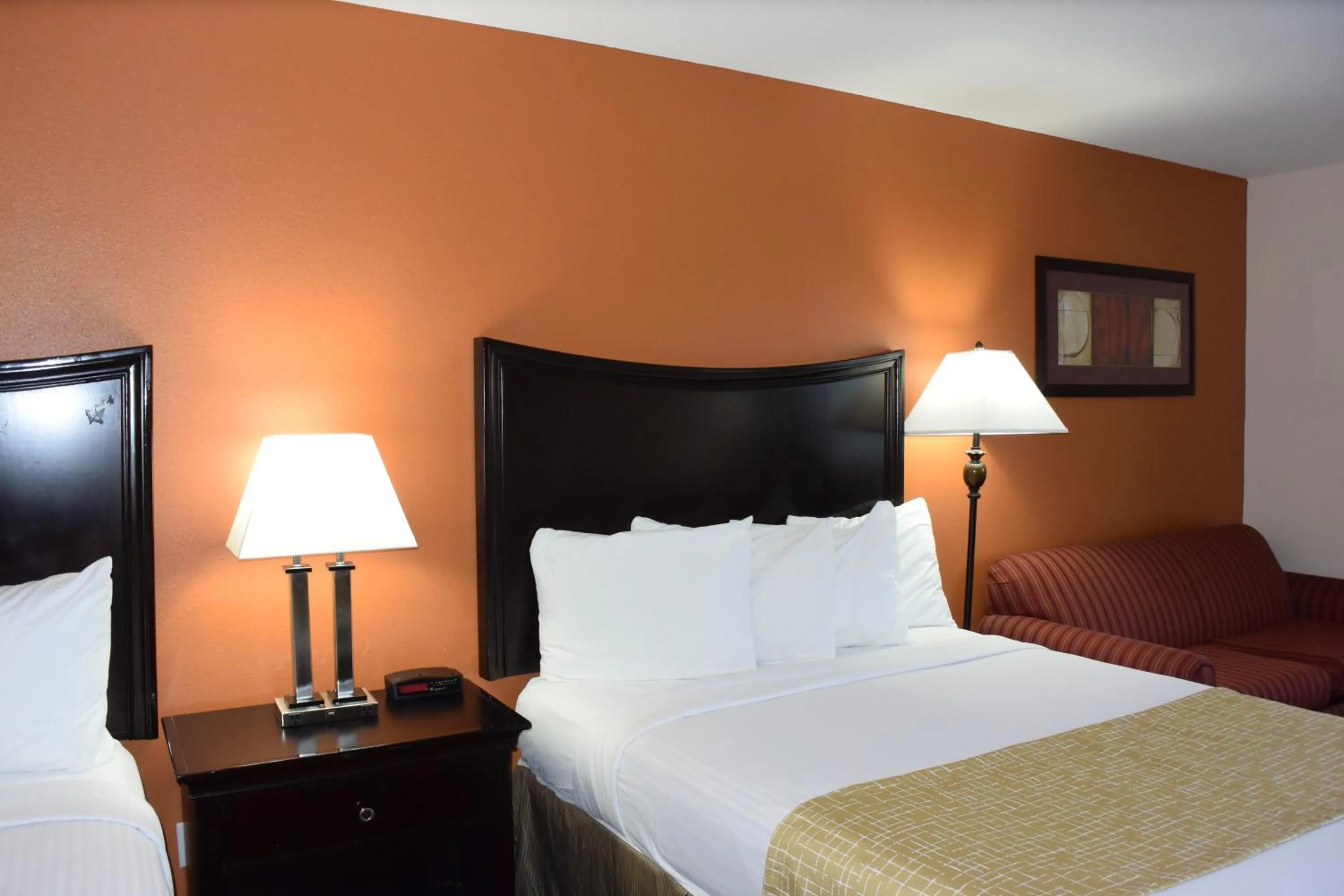 Bedroom, Bed in Travelodge by Wyndham, Newberg