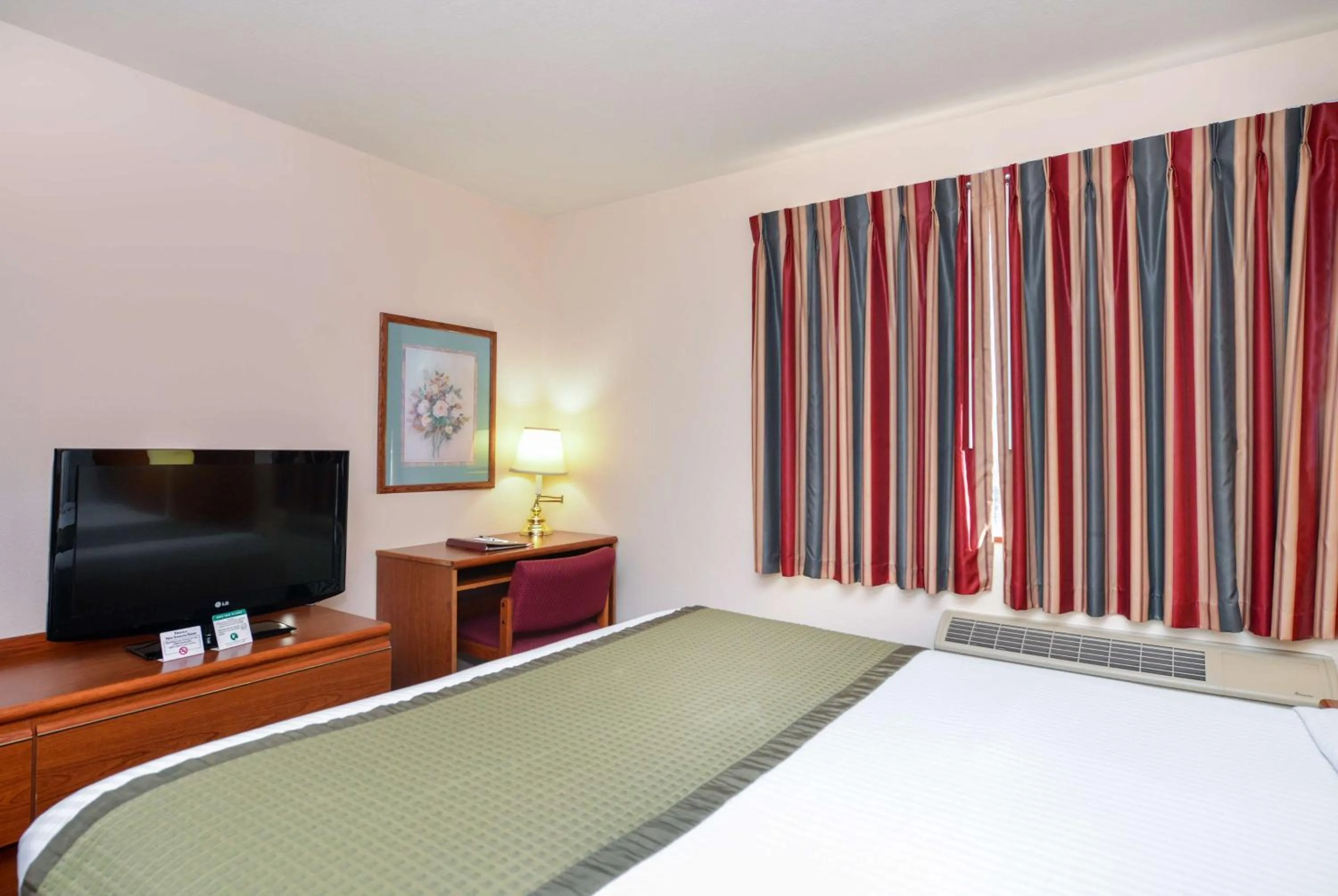 Photo of the whole room, Bed in Travelodge by Wyndham, Newberg