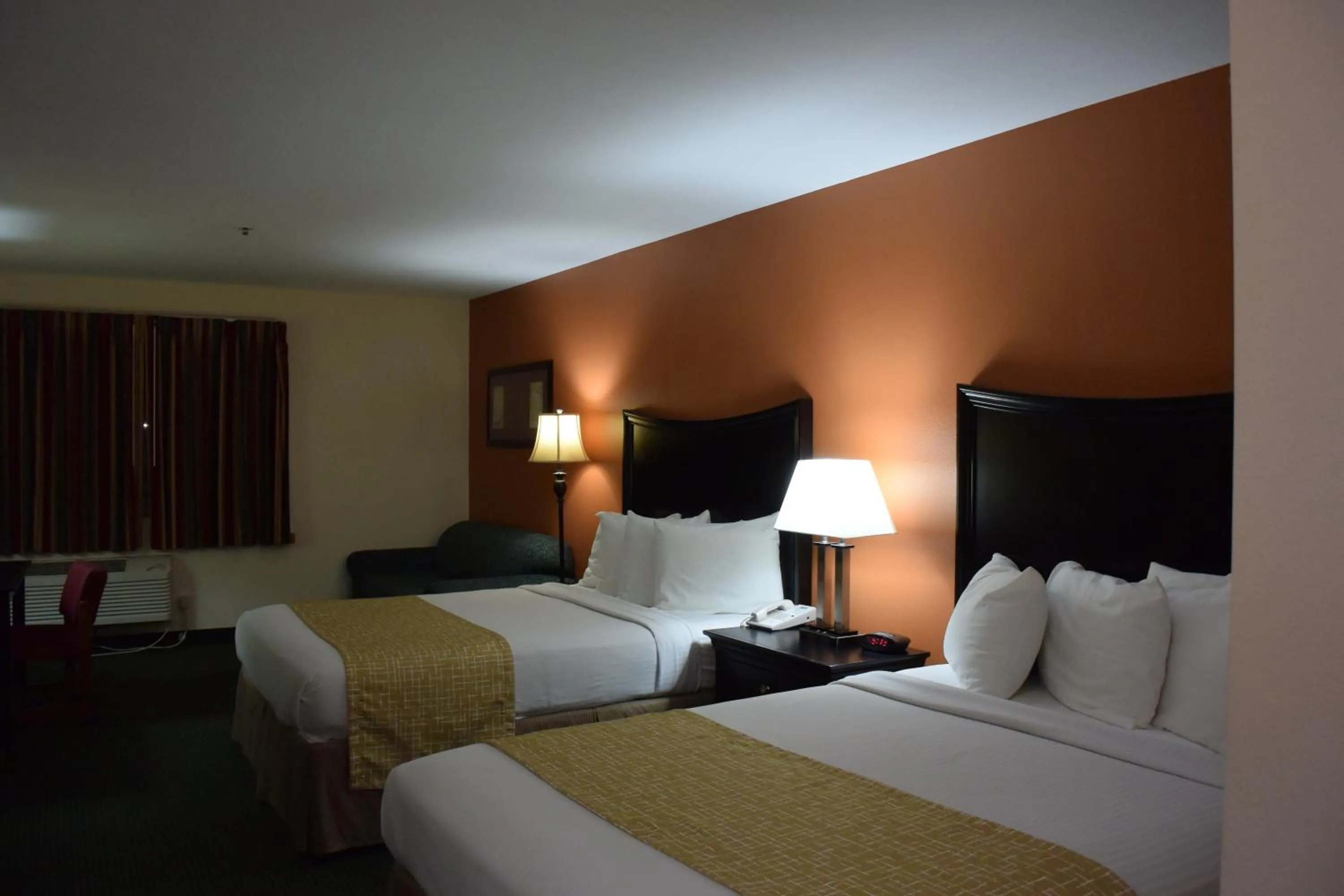 Decorative detail, Bed in Travelodge by Wyndham, Newberg