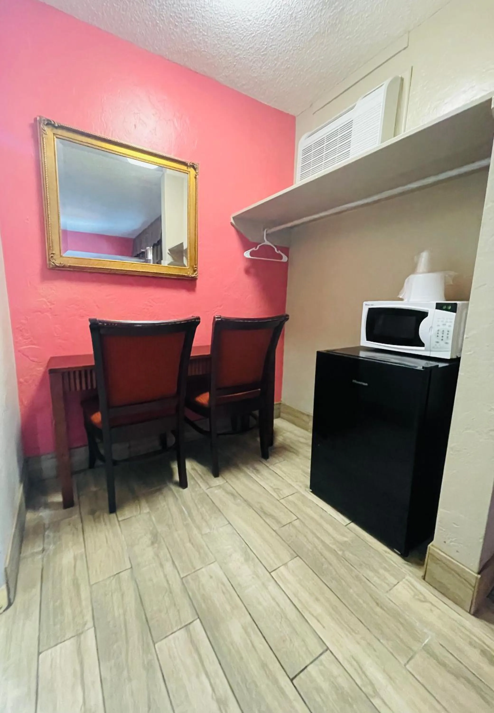 Seating area in Budget Inn - St. Petersburg