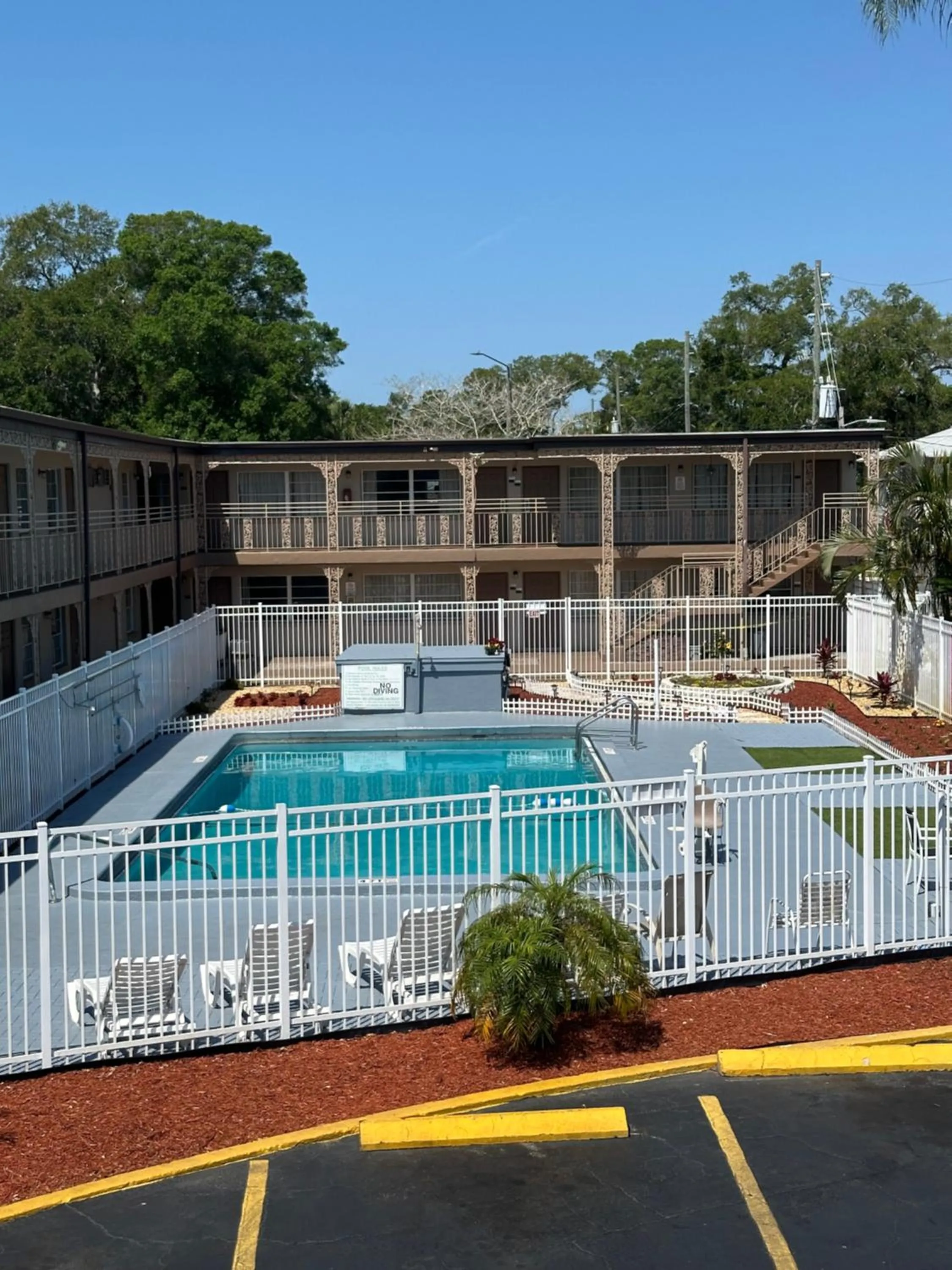 Property building in Budget Inn - St. Petersburg