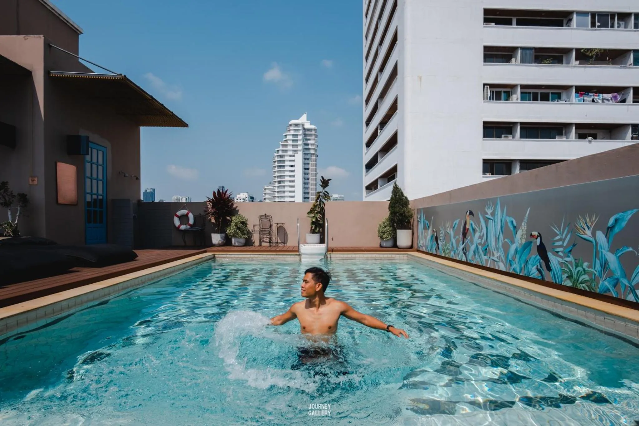 Swimming pool in THEA Private Suites by TH District