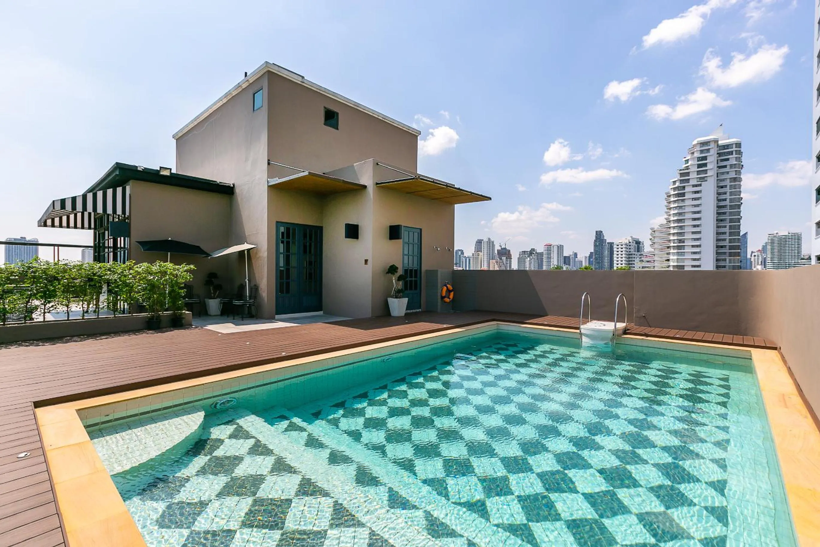 Swimming pool in THEA Private Suites by TH District