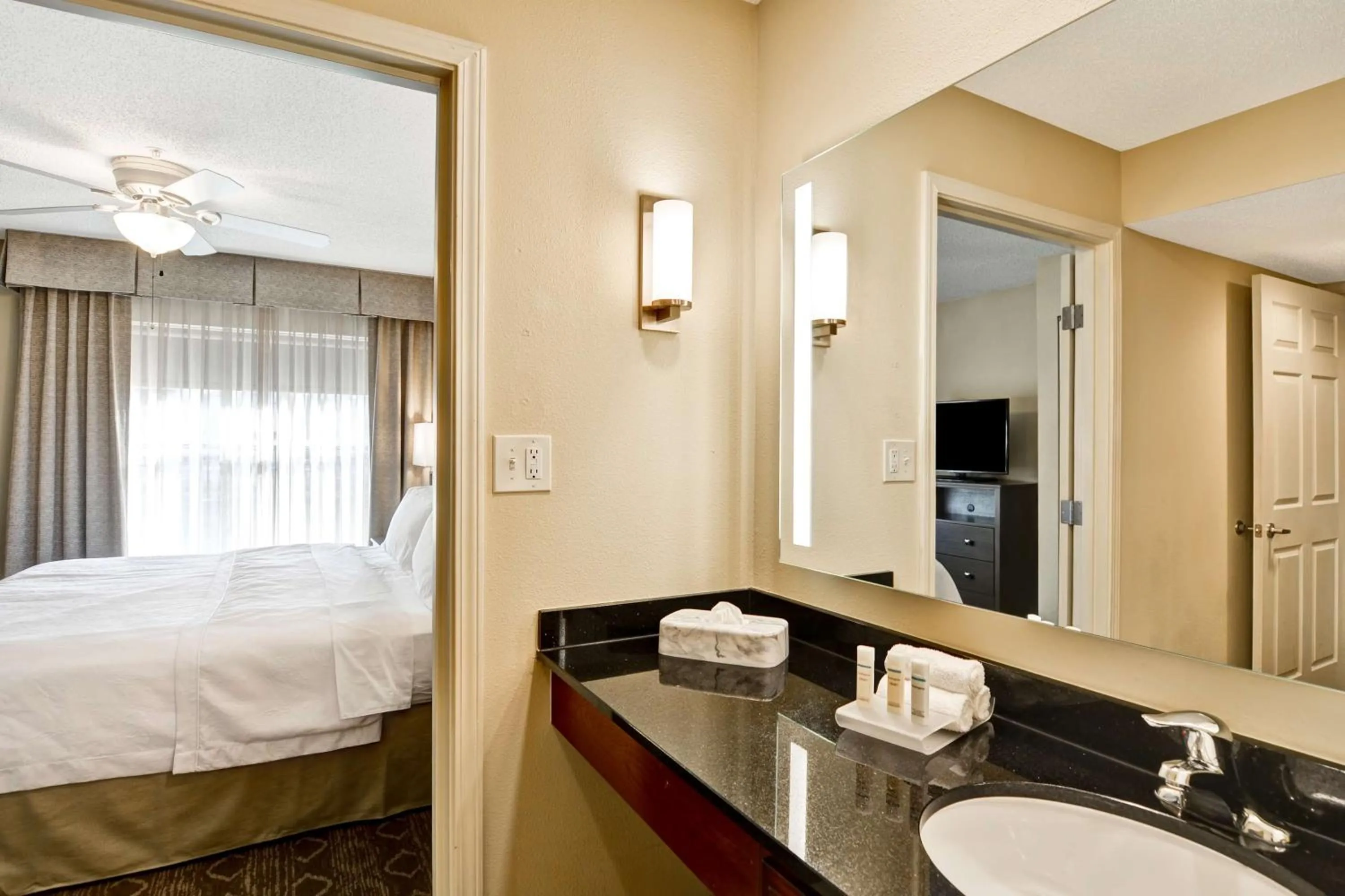 Bathroom, Bed in Homewood Suites by Hilton Kansas City/Overland Park