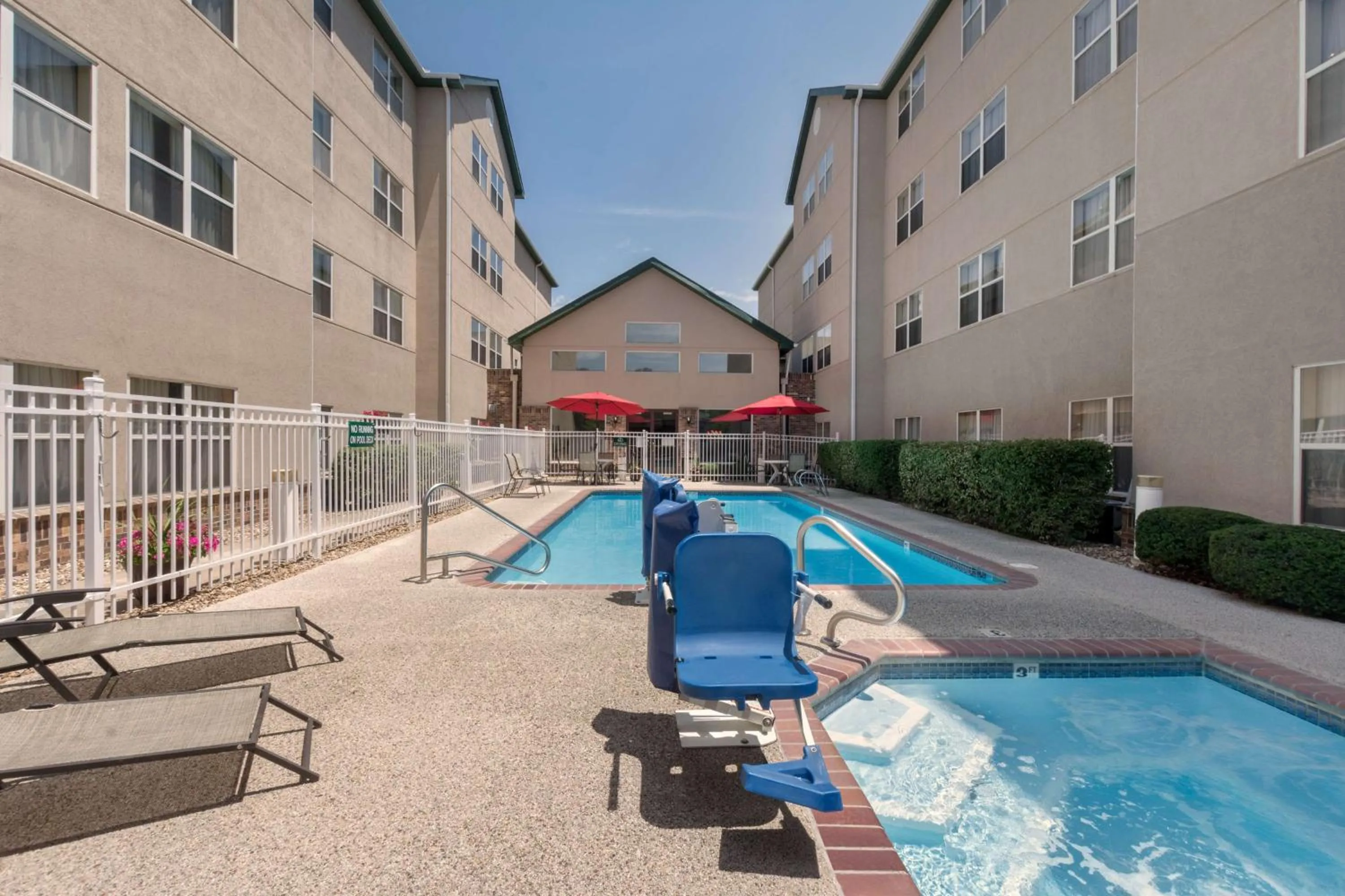 Pool view in Homewood Suites by Hilton Kansas City/Overland Park