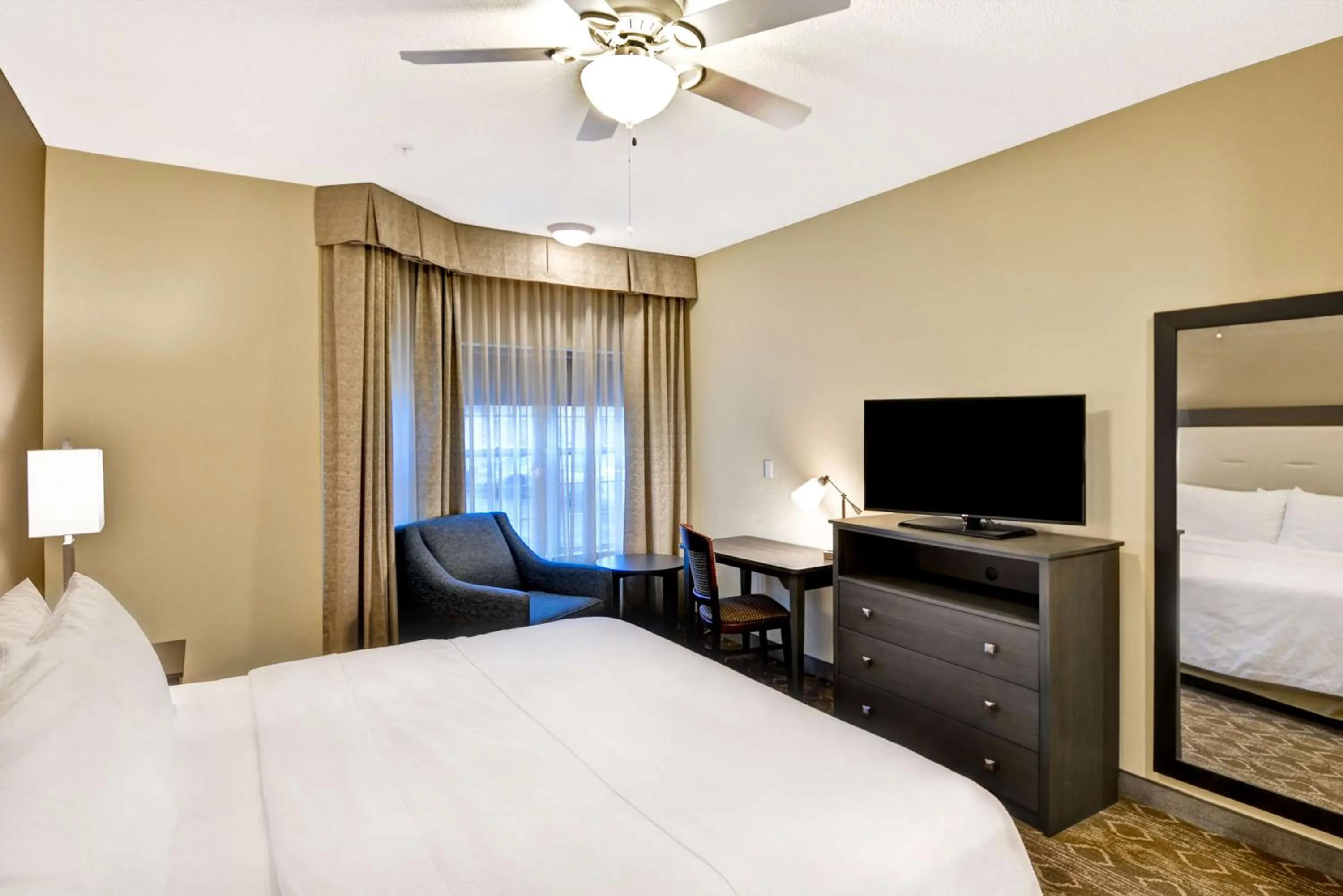 Bedroom, Bed in Homewood Suites by Hilton Kansas City/Overland Park