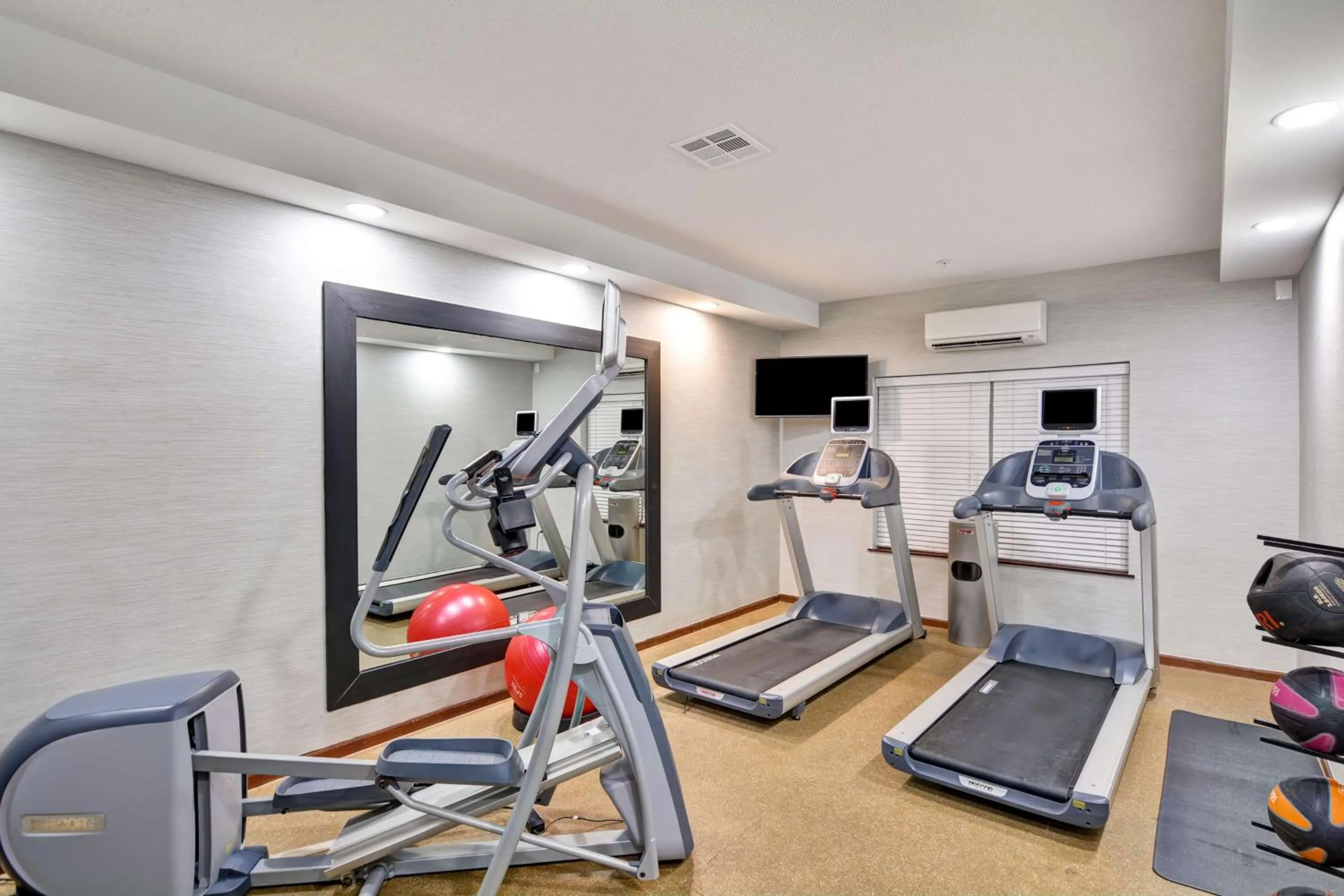 Fitness centre/facilities in Homewood Suites by Hilton Kansas City/Overland Park