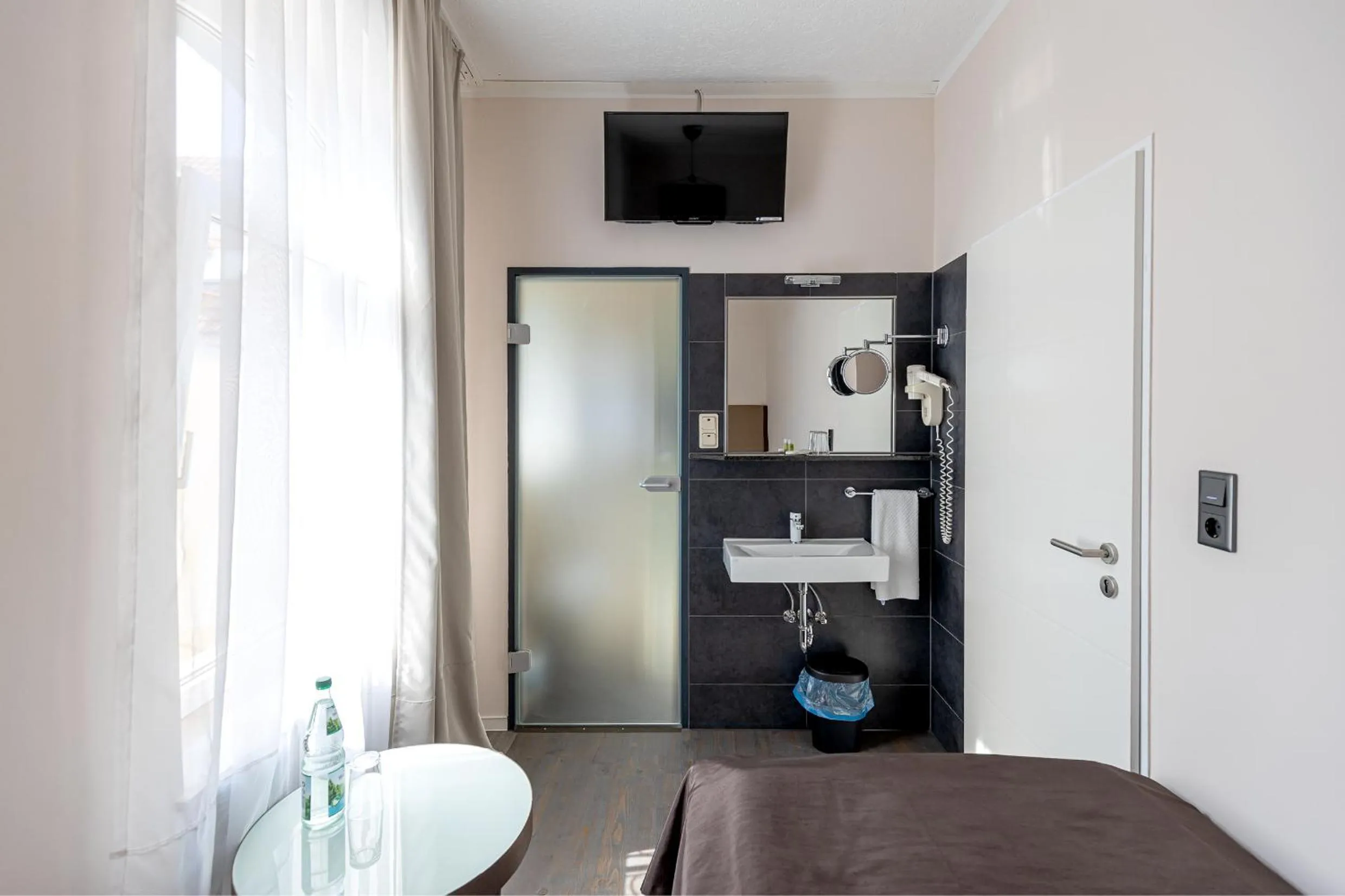 Bathroom, Bed in Hotel Garni " Am Domplatz"