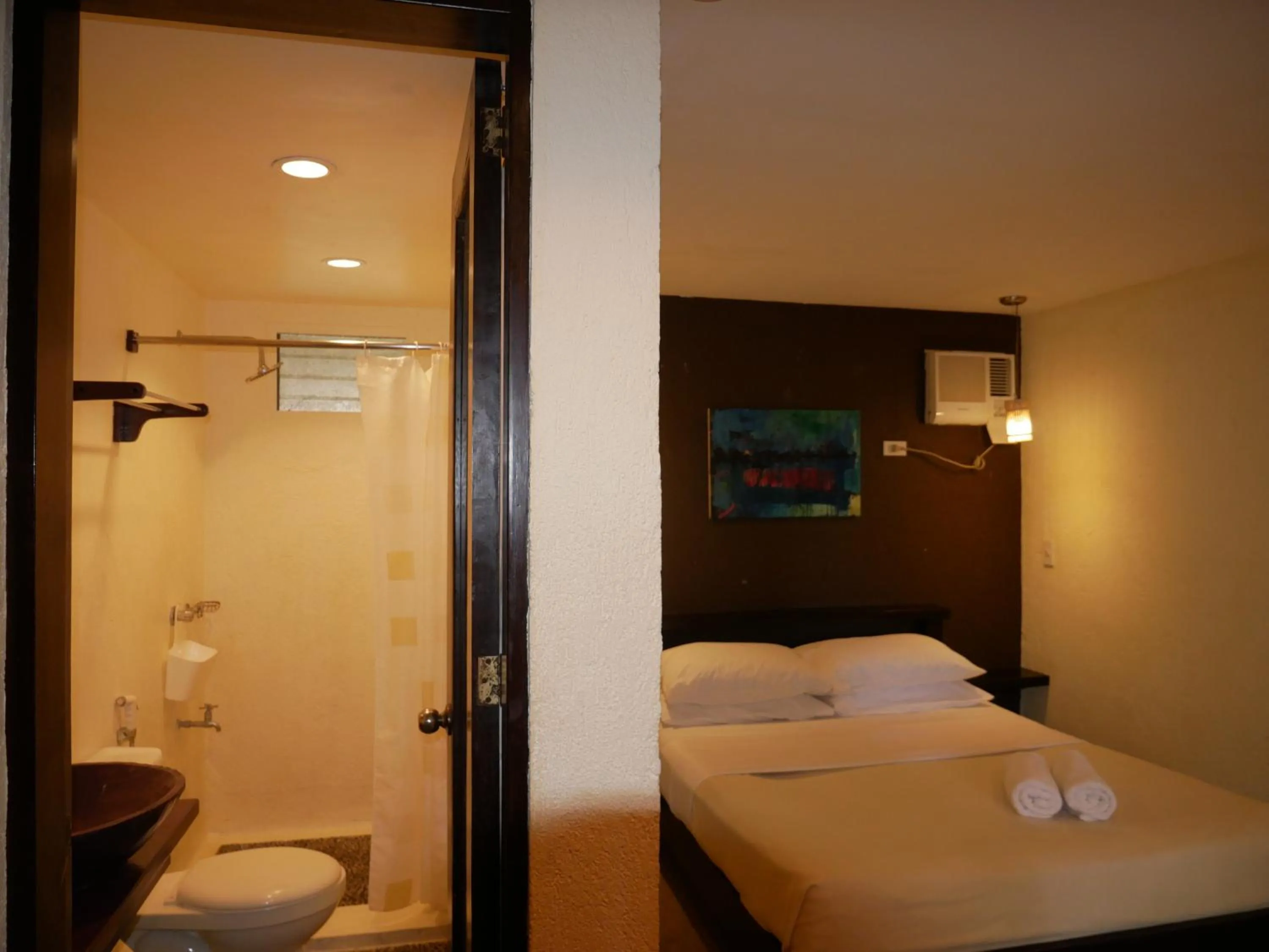 Toilet, Bed in Lazy Dog Bed & Breakfast