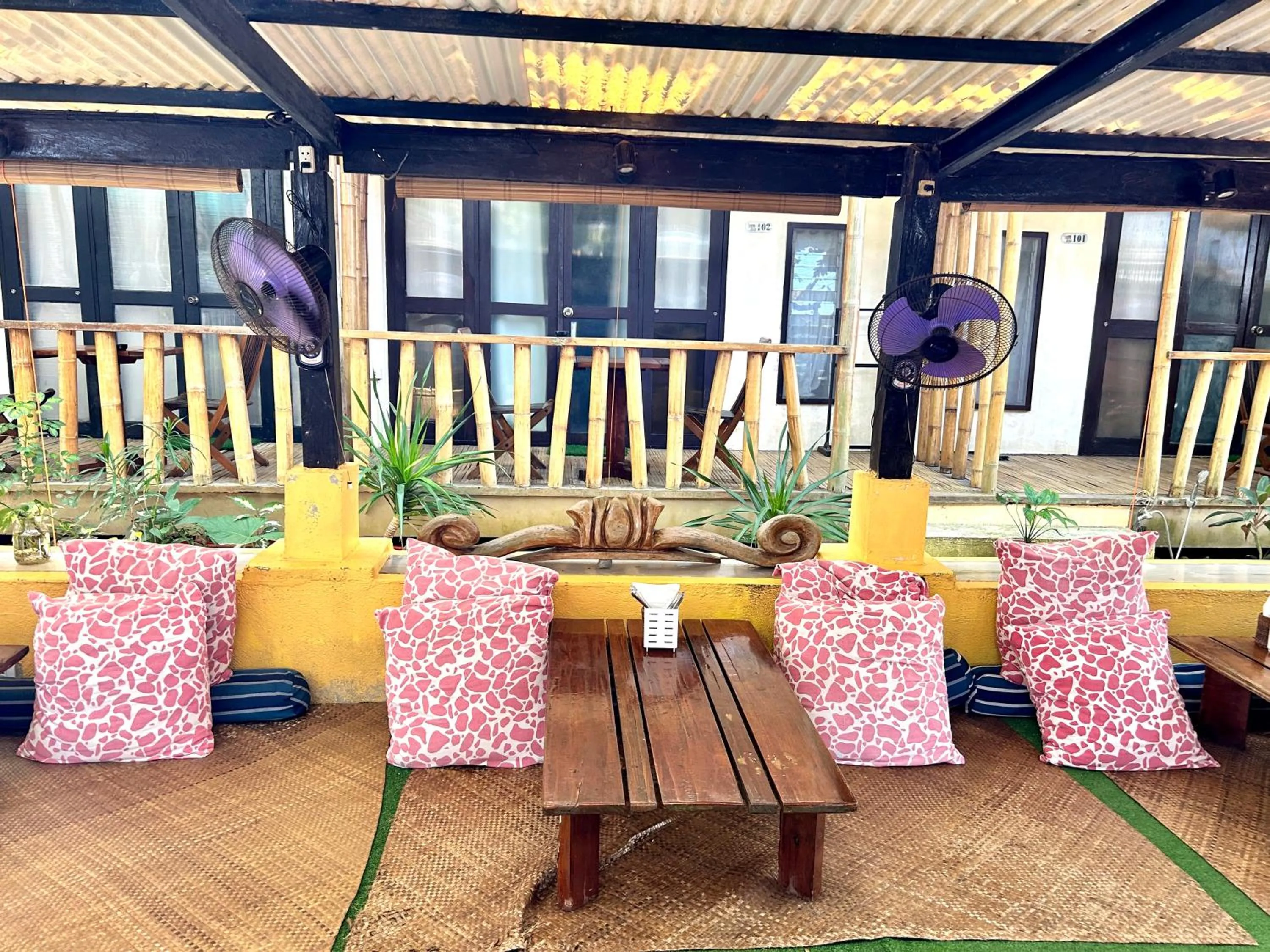 Restaurant/places to eat in Lazy Dog Bed & Breakfast