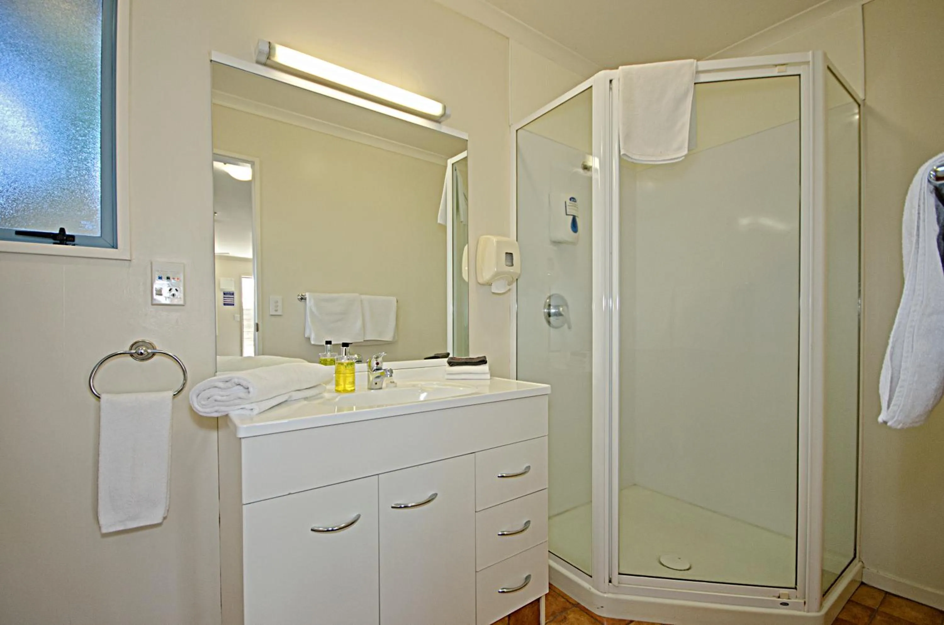 Bathroom in Gateway Motor Inn