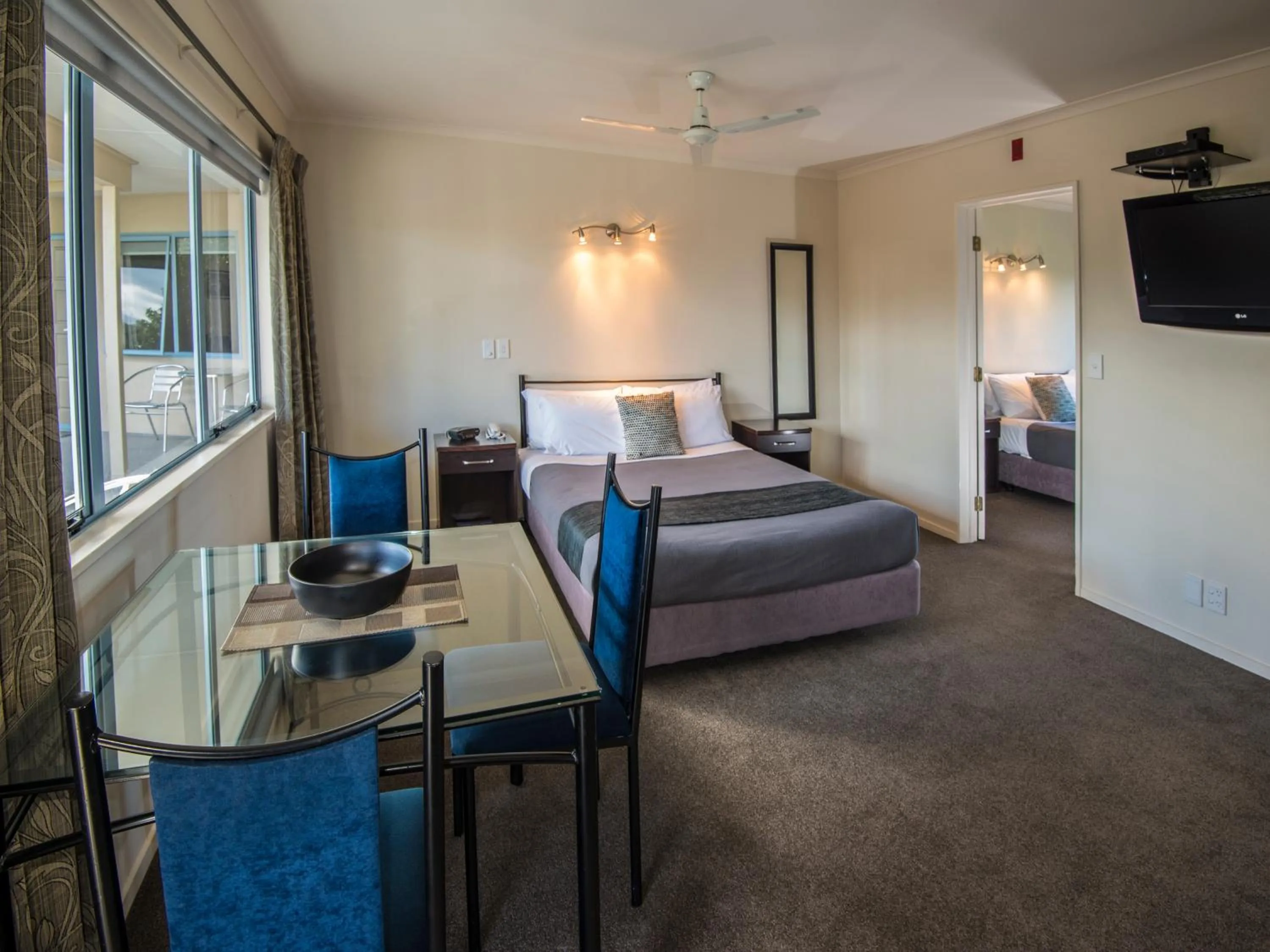 Bed in Gateway Motor Inn