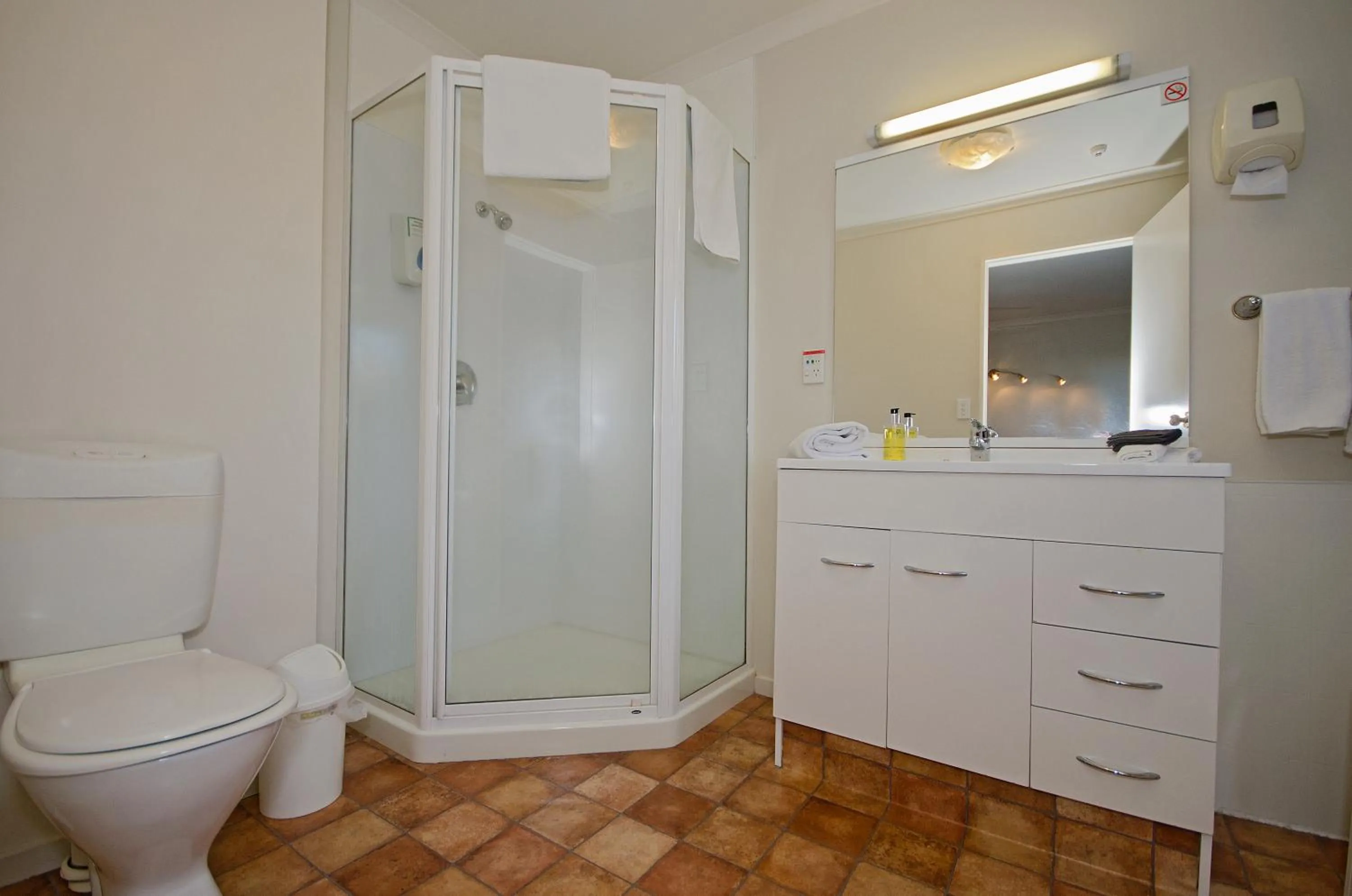 Bathroom in Gateway Motor Inn