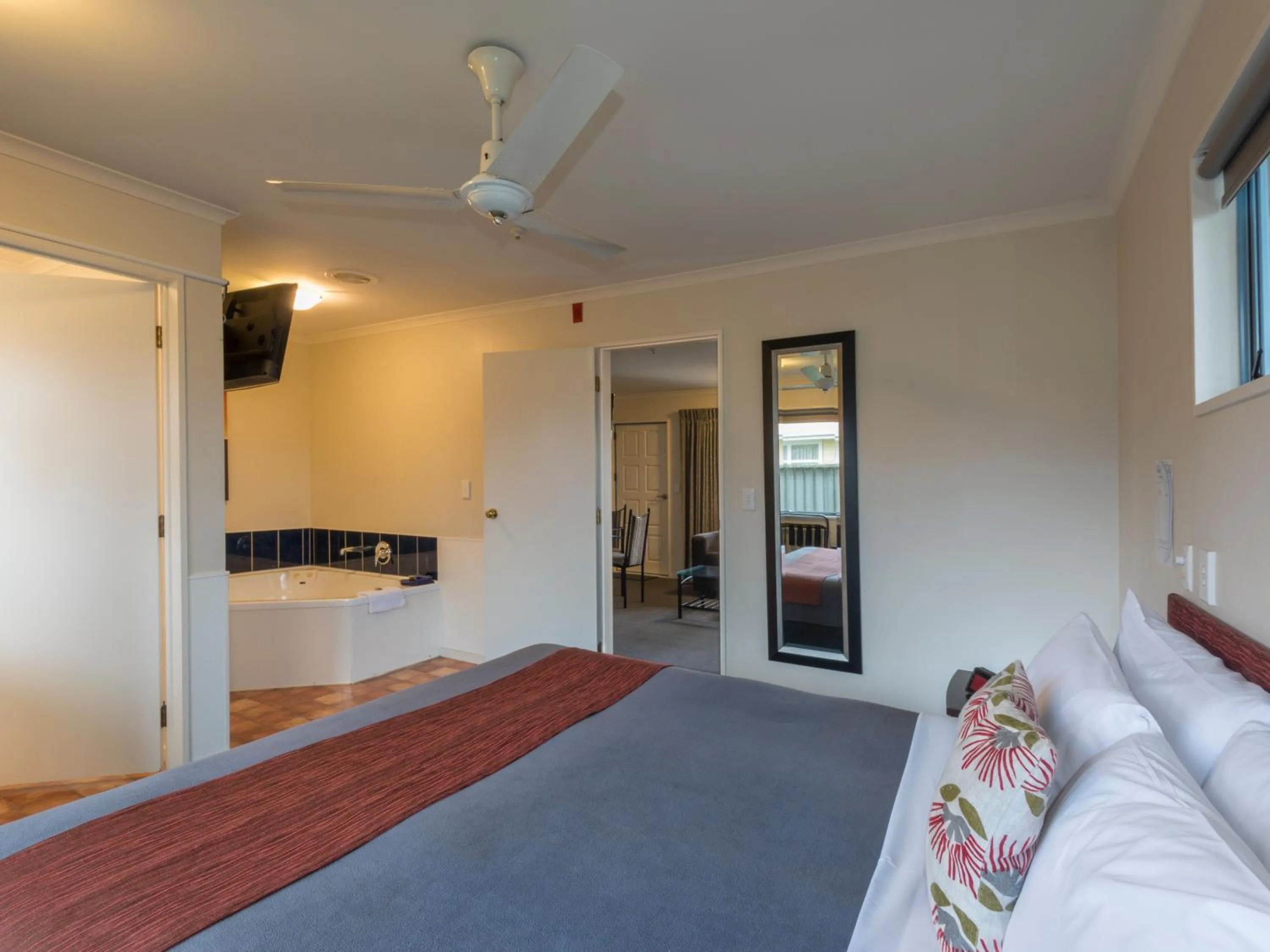 Bed in Gateway Motor Inn