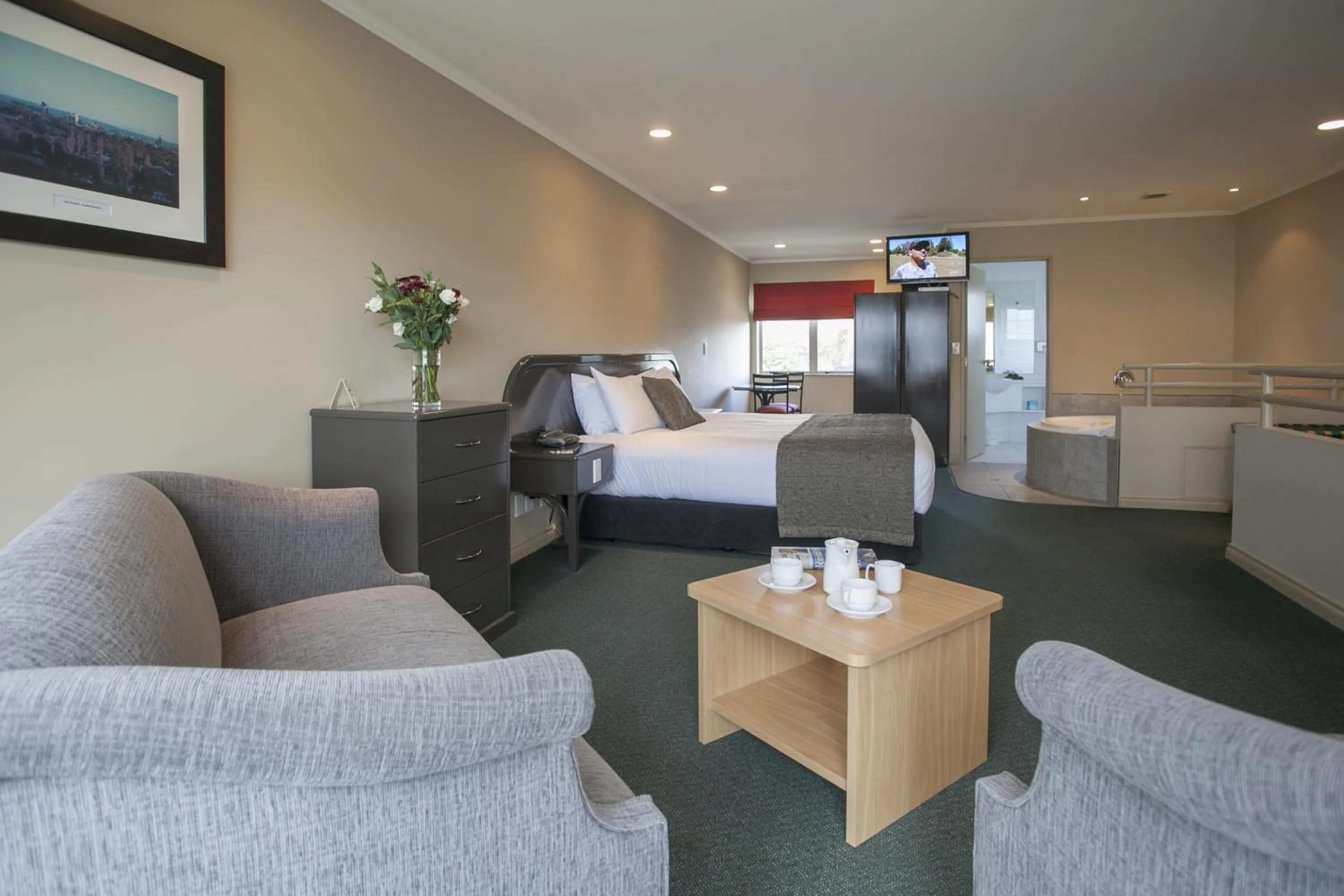 Photo of the whole room, Bed in Cornwall Motor Lodge