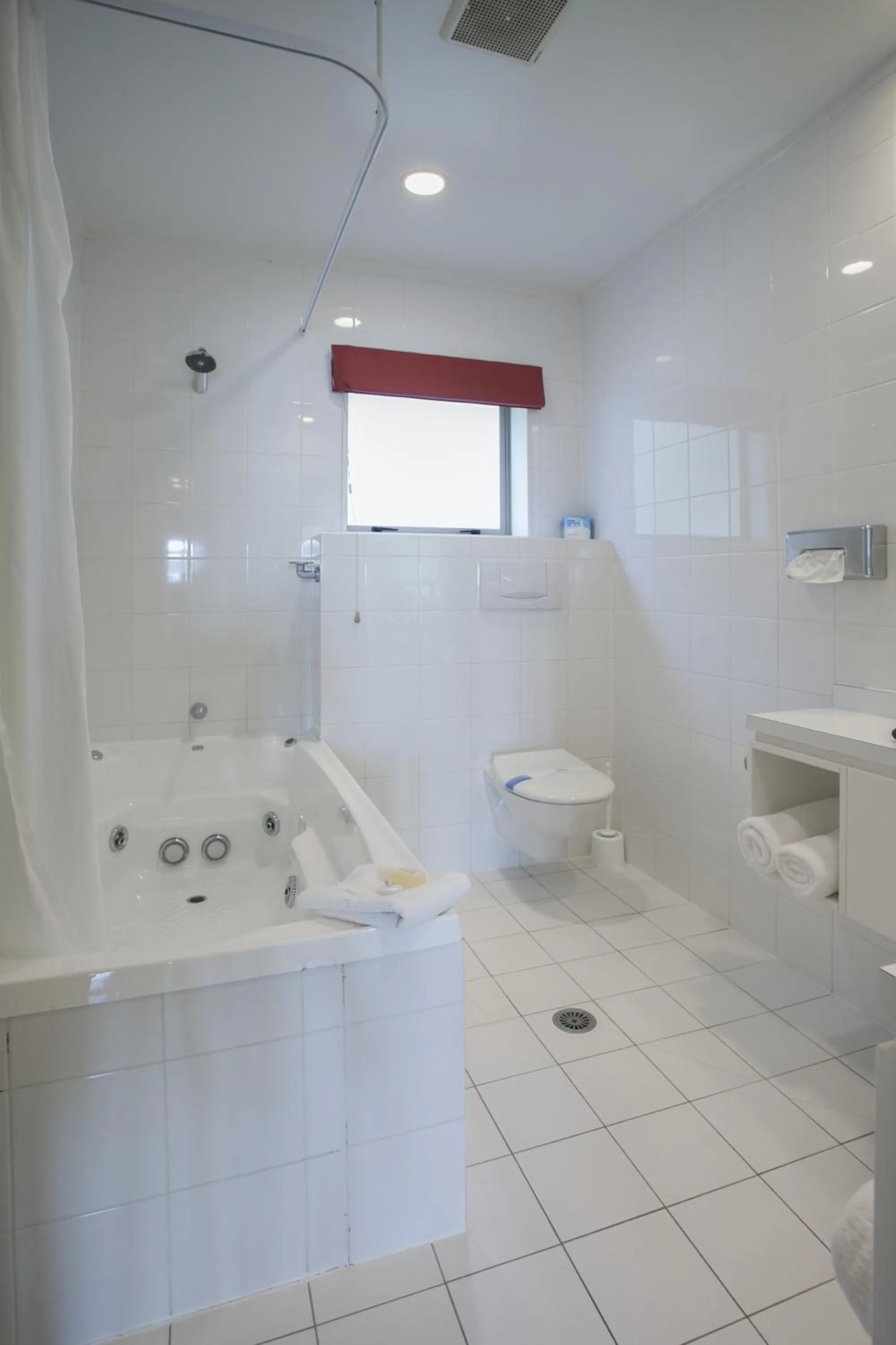 Bathroom in Cornwall Motor Lodge