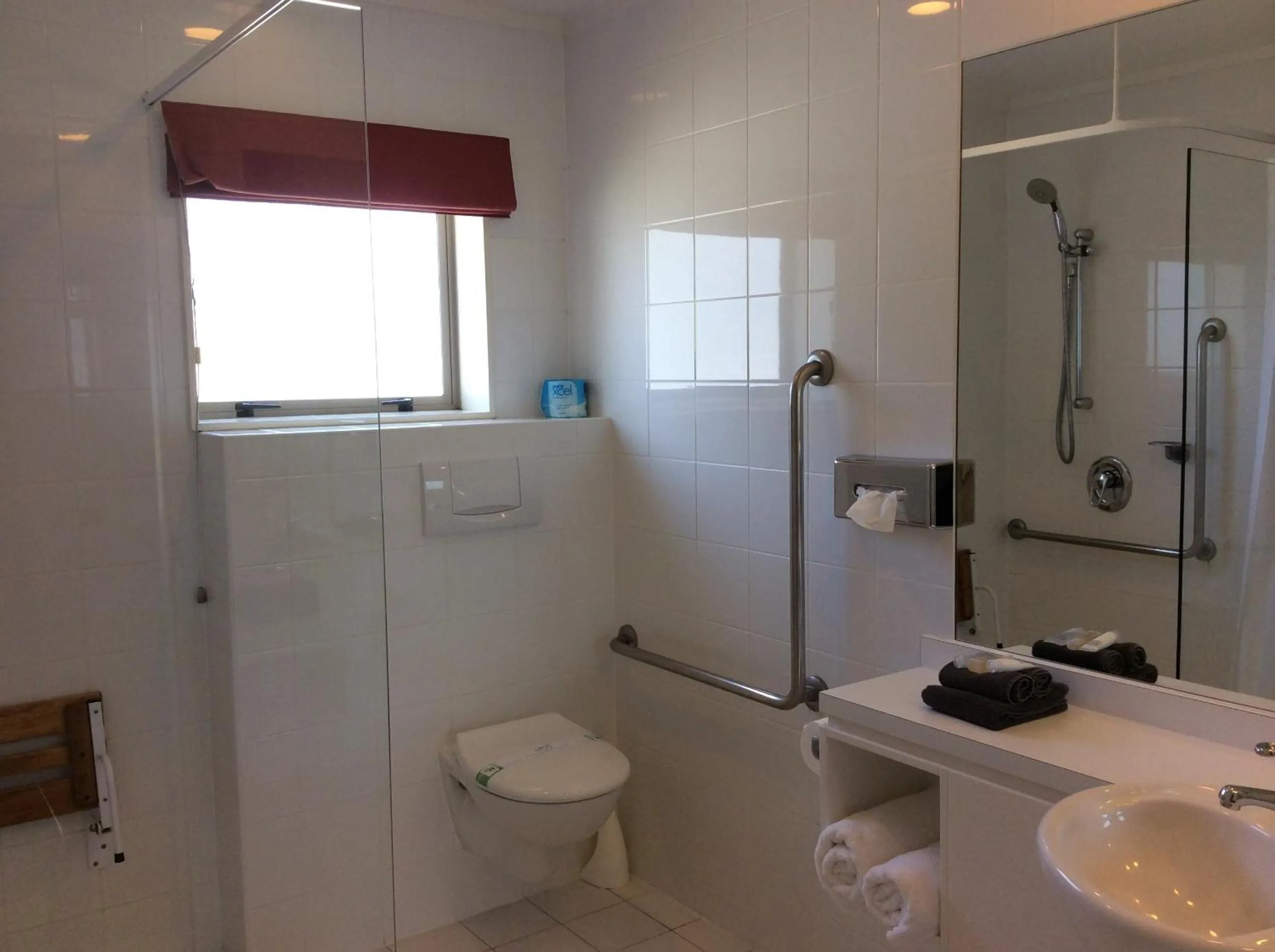 Bathroom in Cornwall Motor Lodge