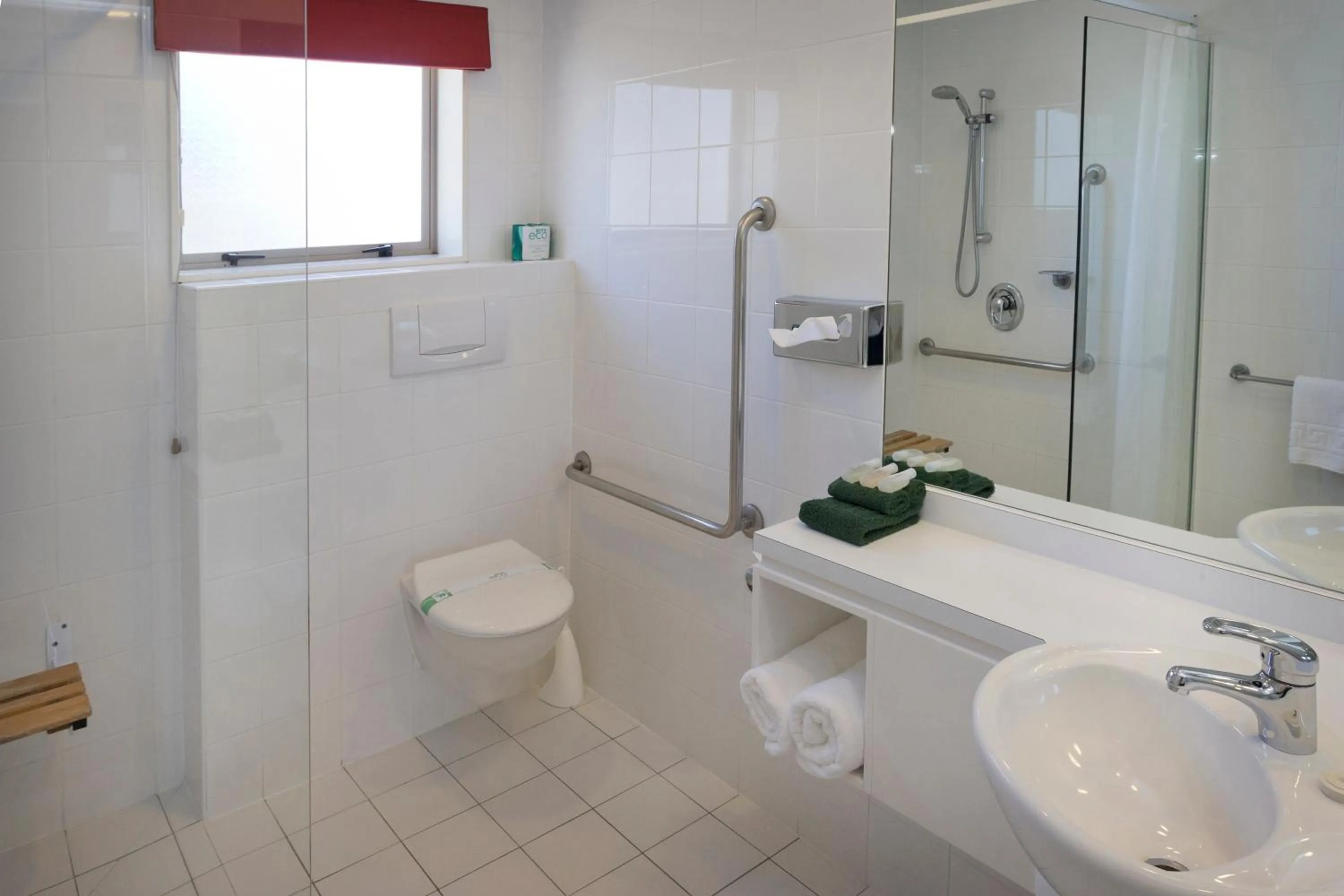 Bathroom in Cornwall Motor Lodge