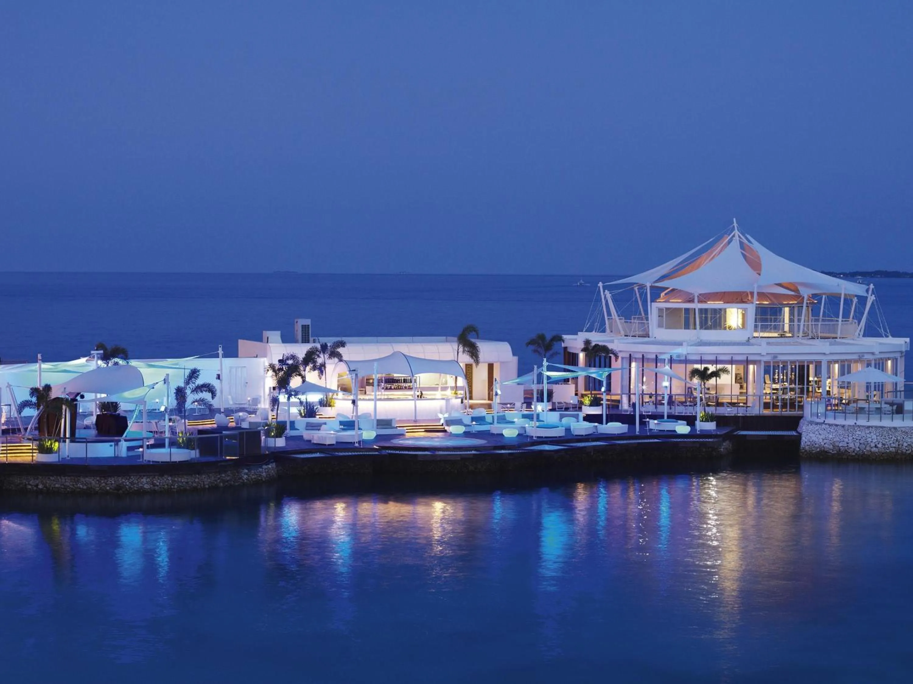 Lounge or bar in Mövenpick Hotel Mactan Island Cebu