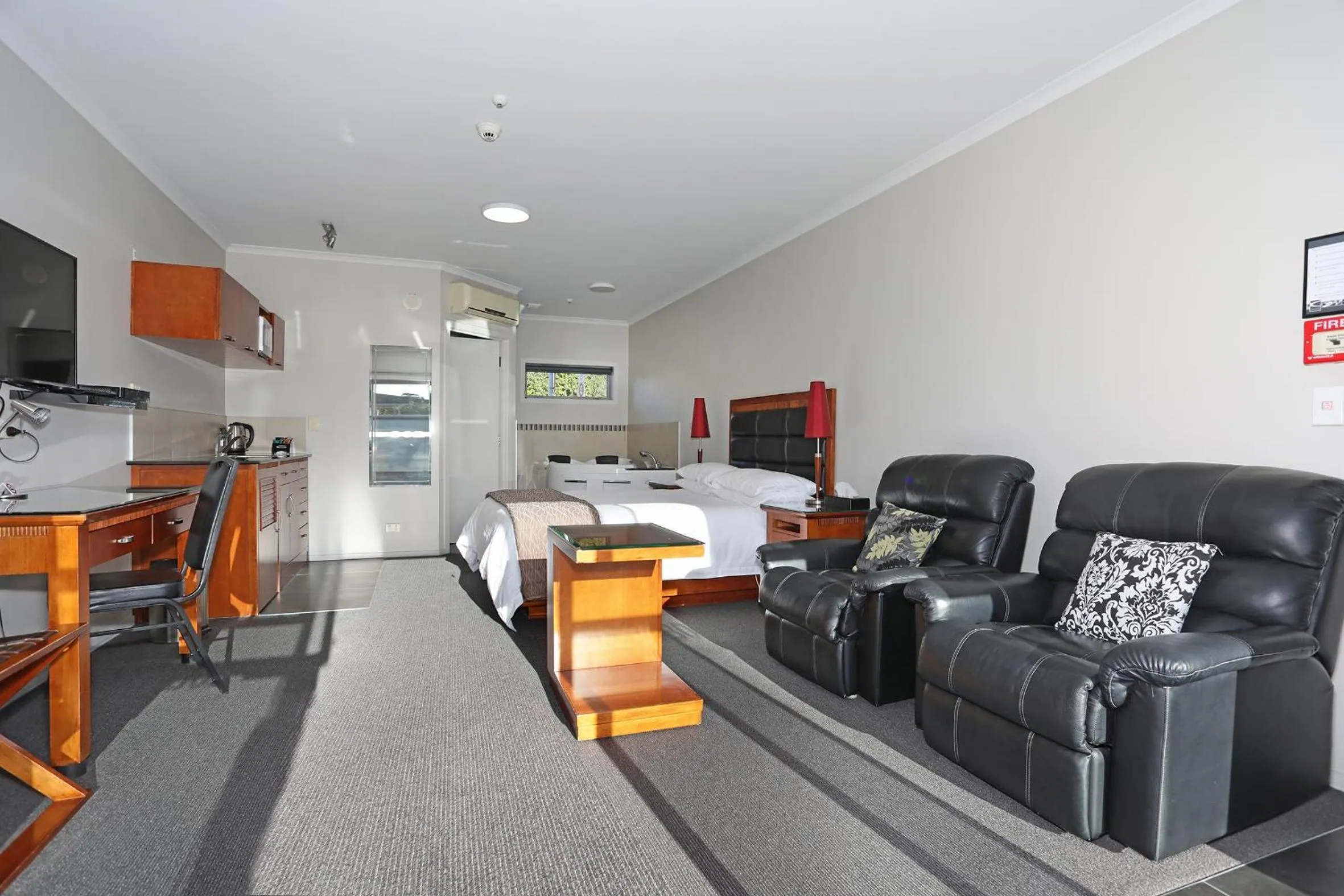 Bed in City Corporate Motor Inn