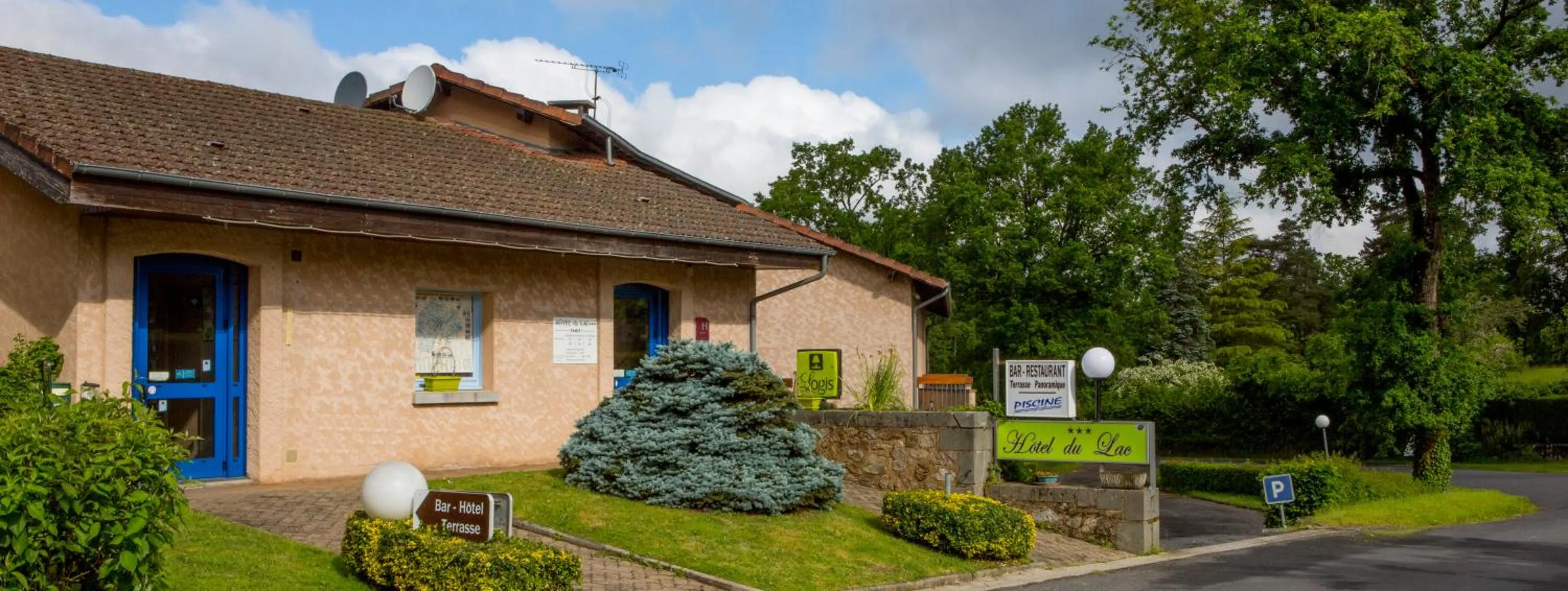 Facade/entrance in Hôtel du Lac