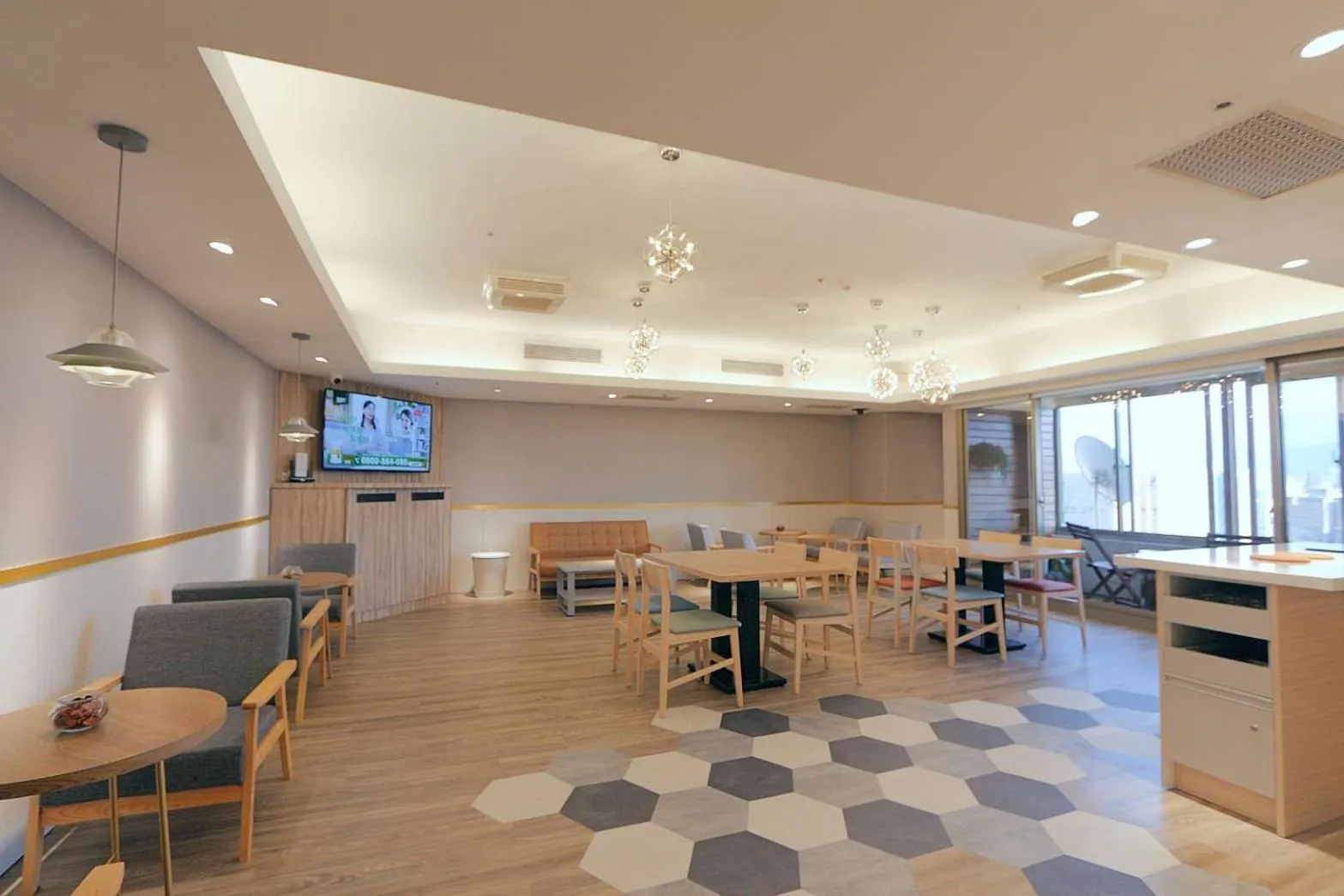 Communal lounge/ TV room in Sky19 Hotel